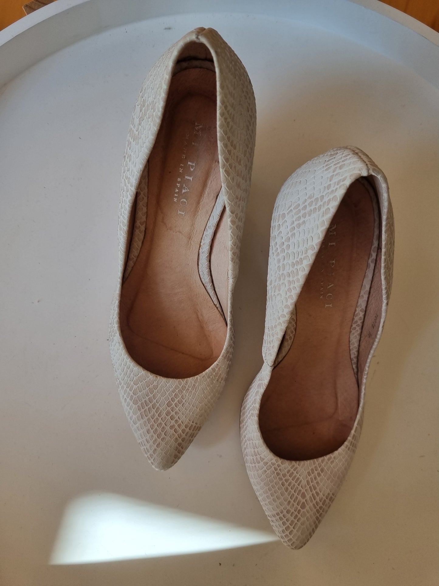 Mi Piaci Cream Wedges: Size 38