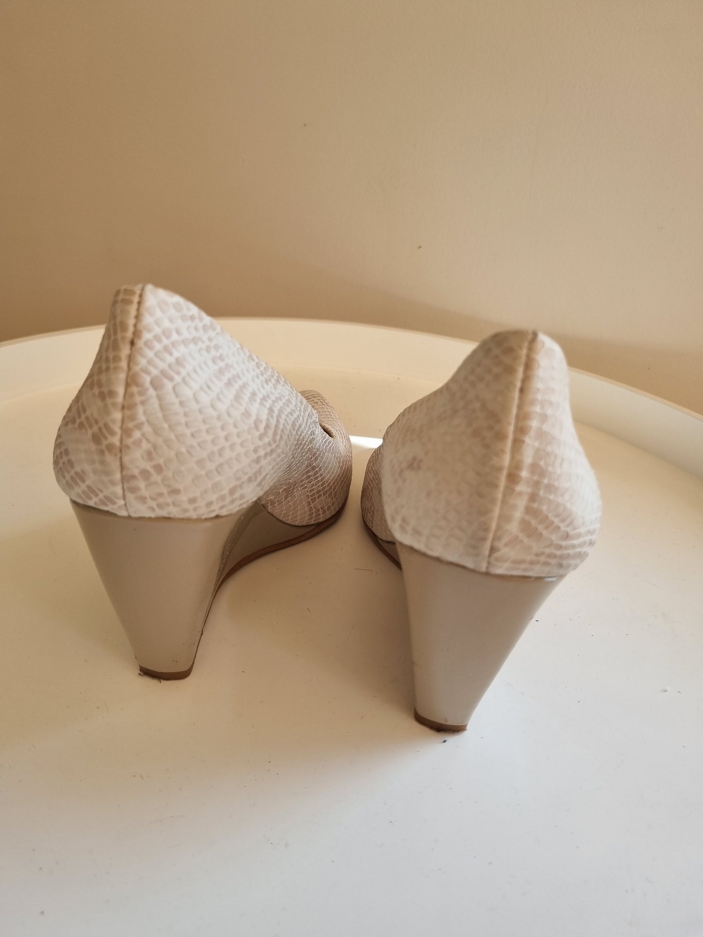 Mi Piaci Cream Wedges: Size 38