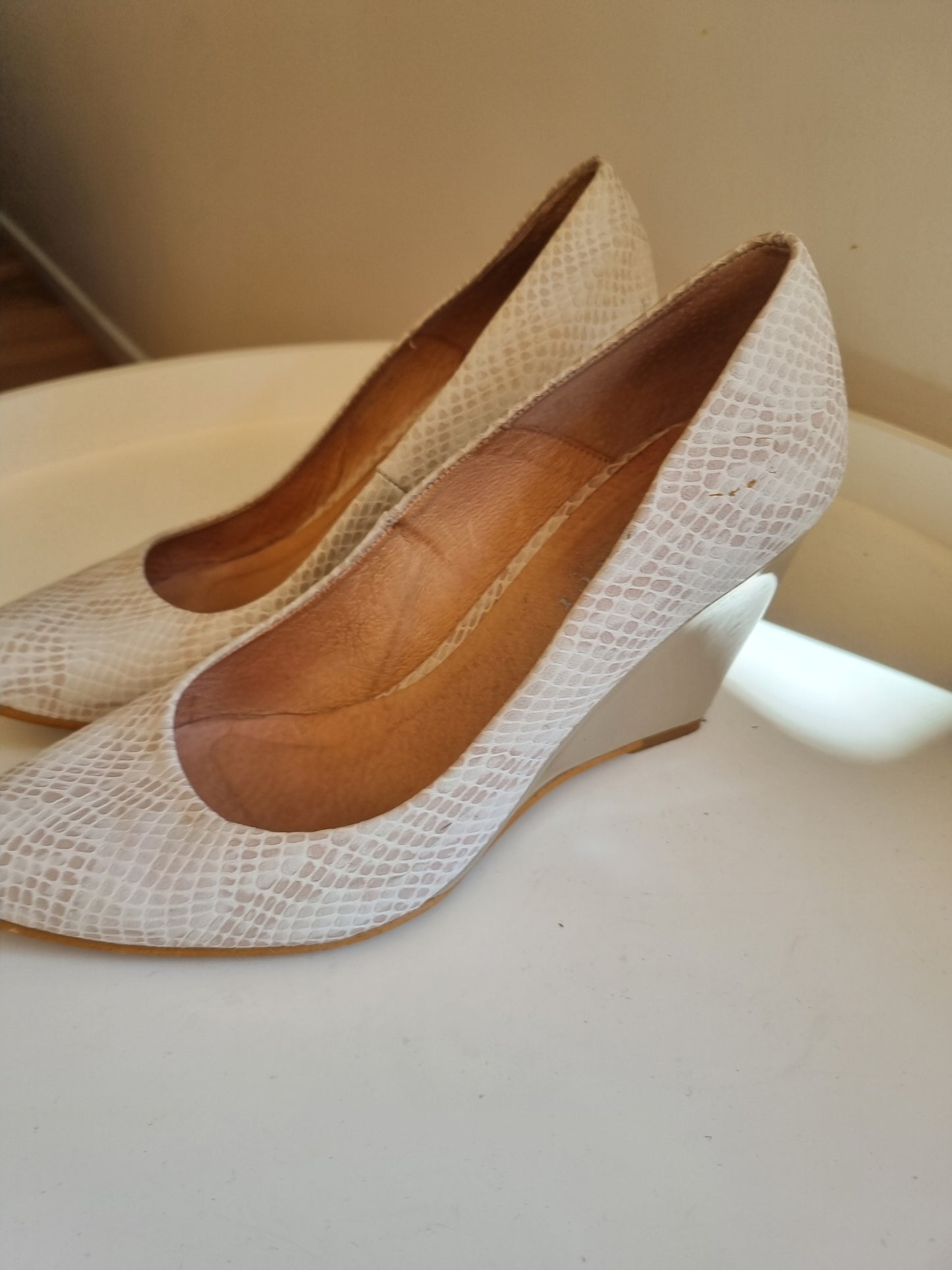 Mi Piaci Cream Wedges: Size 38