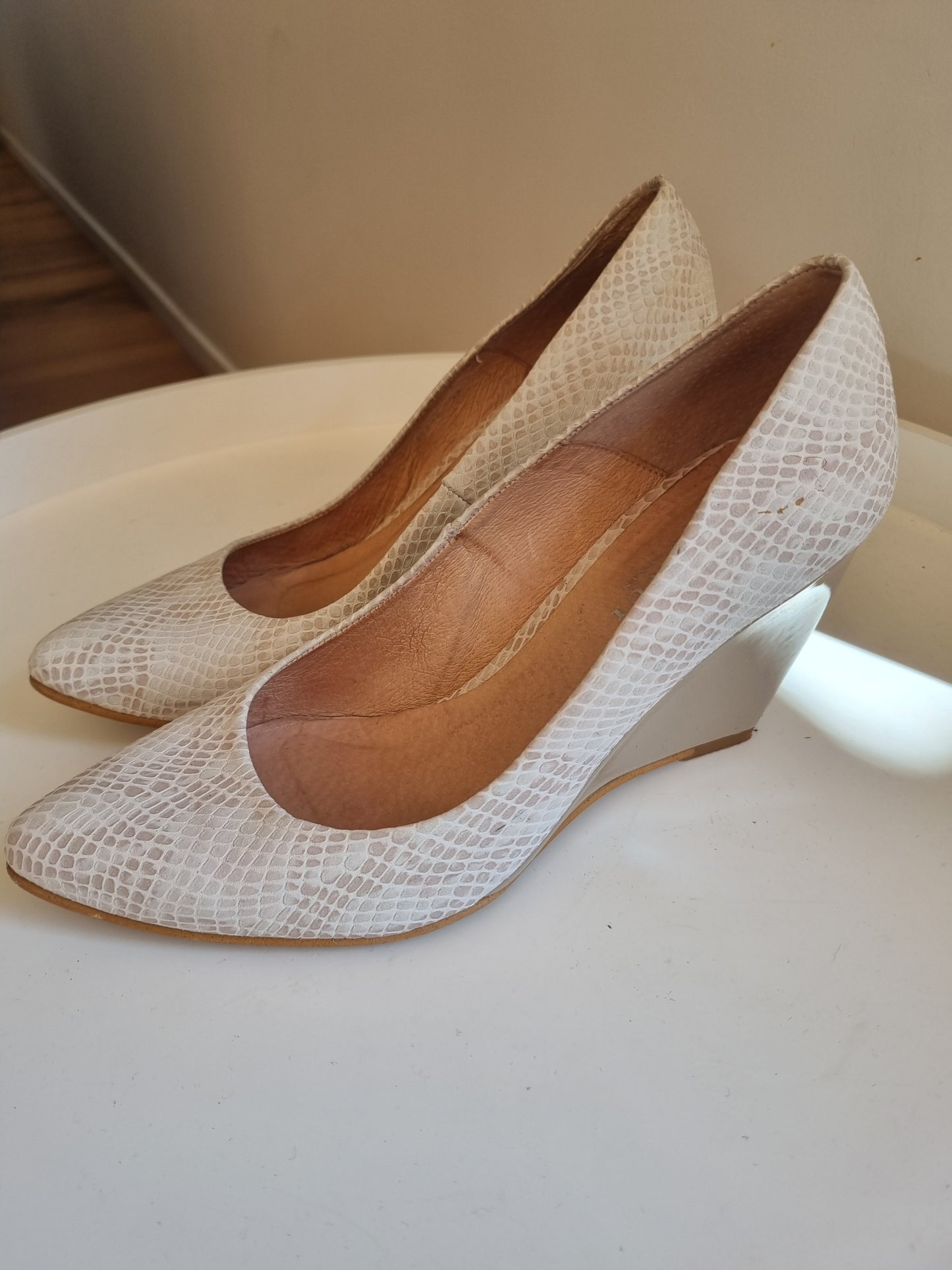 Mi Piaci Cream Wedges: Size 38