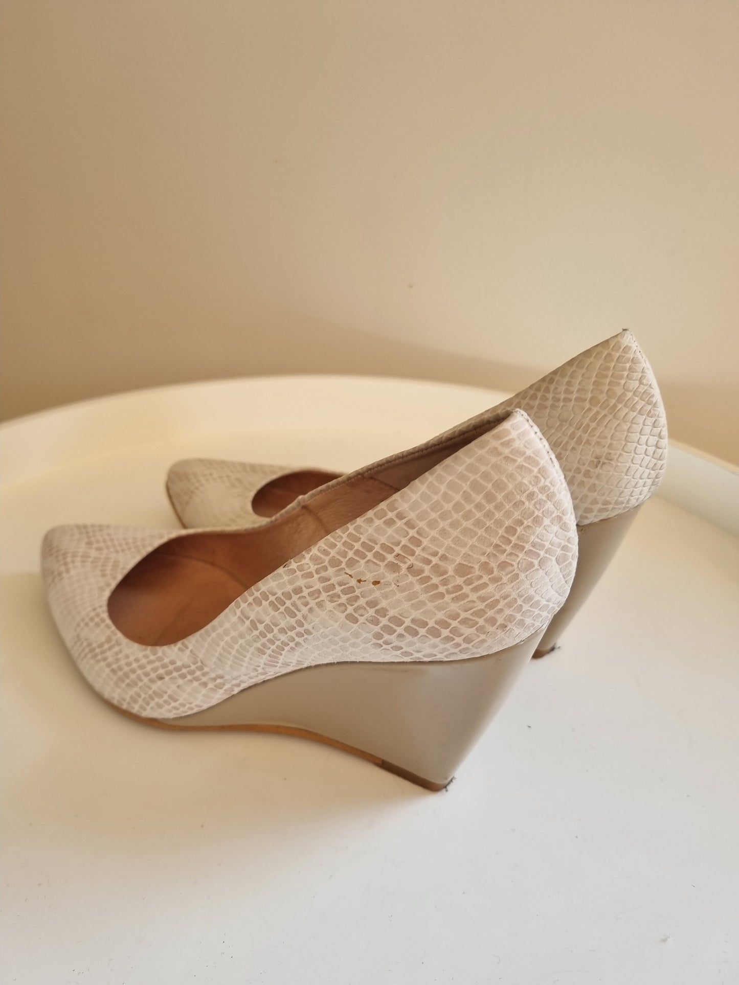 Mi Piaci Cream Wedges: Size 38