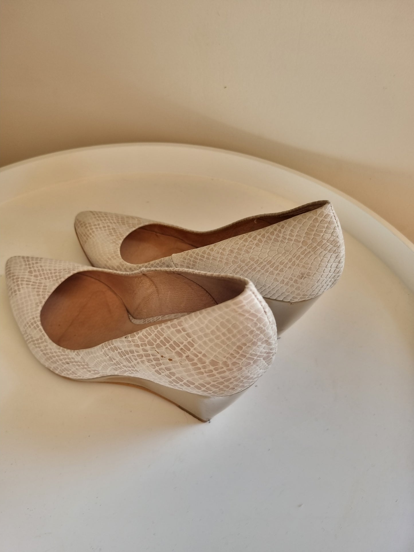 Mi Piaci Cream Wedges: Size 38