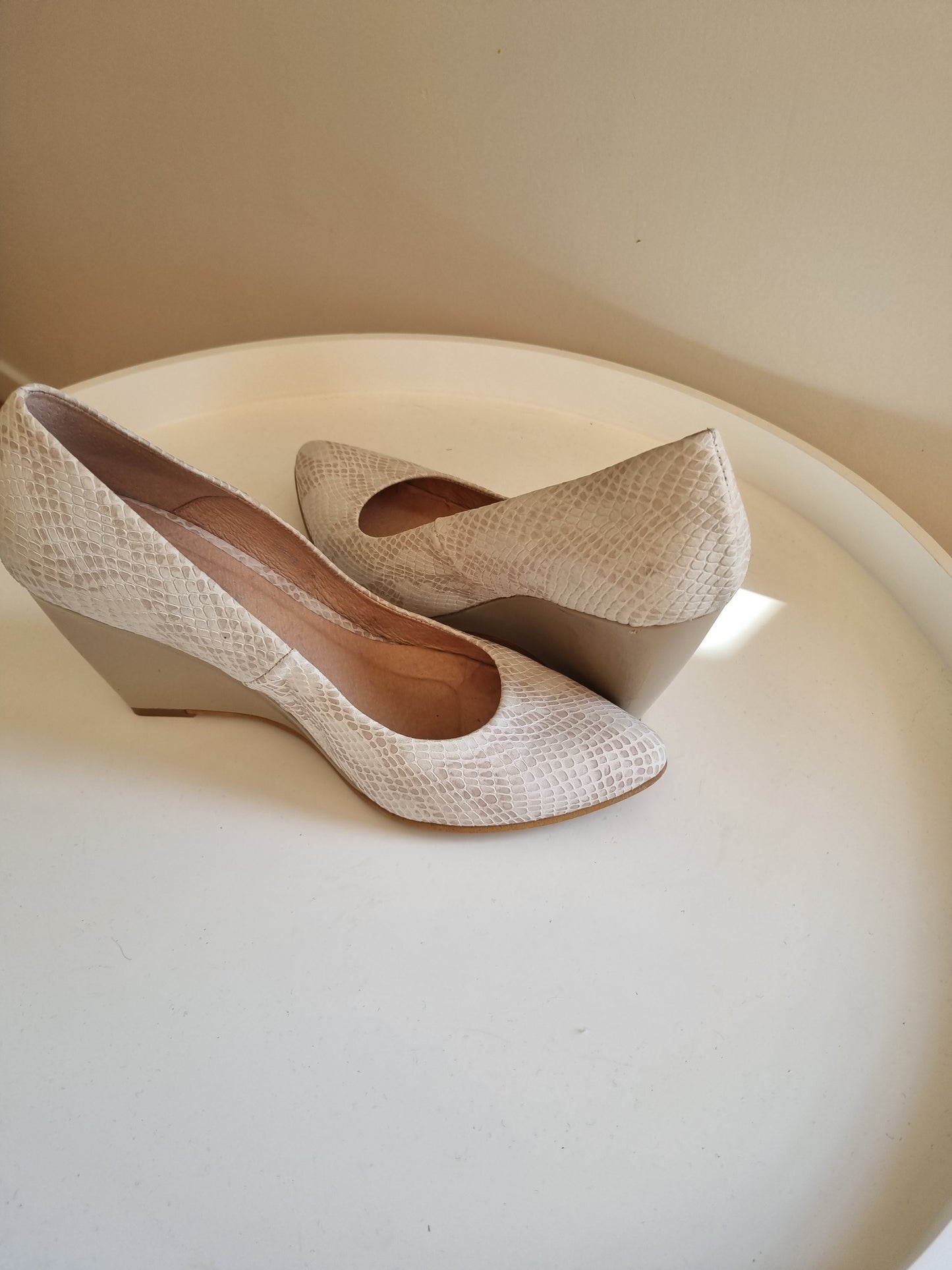 Mi Piaci Cream Wedges: Size 38