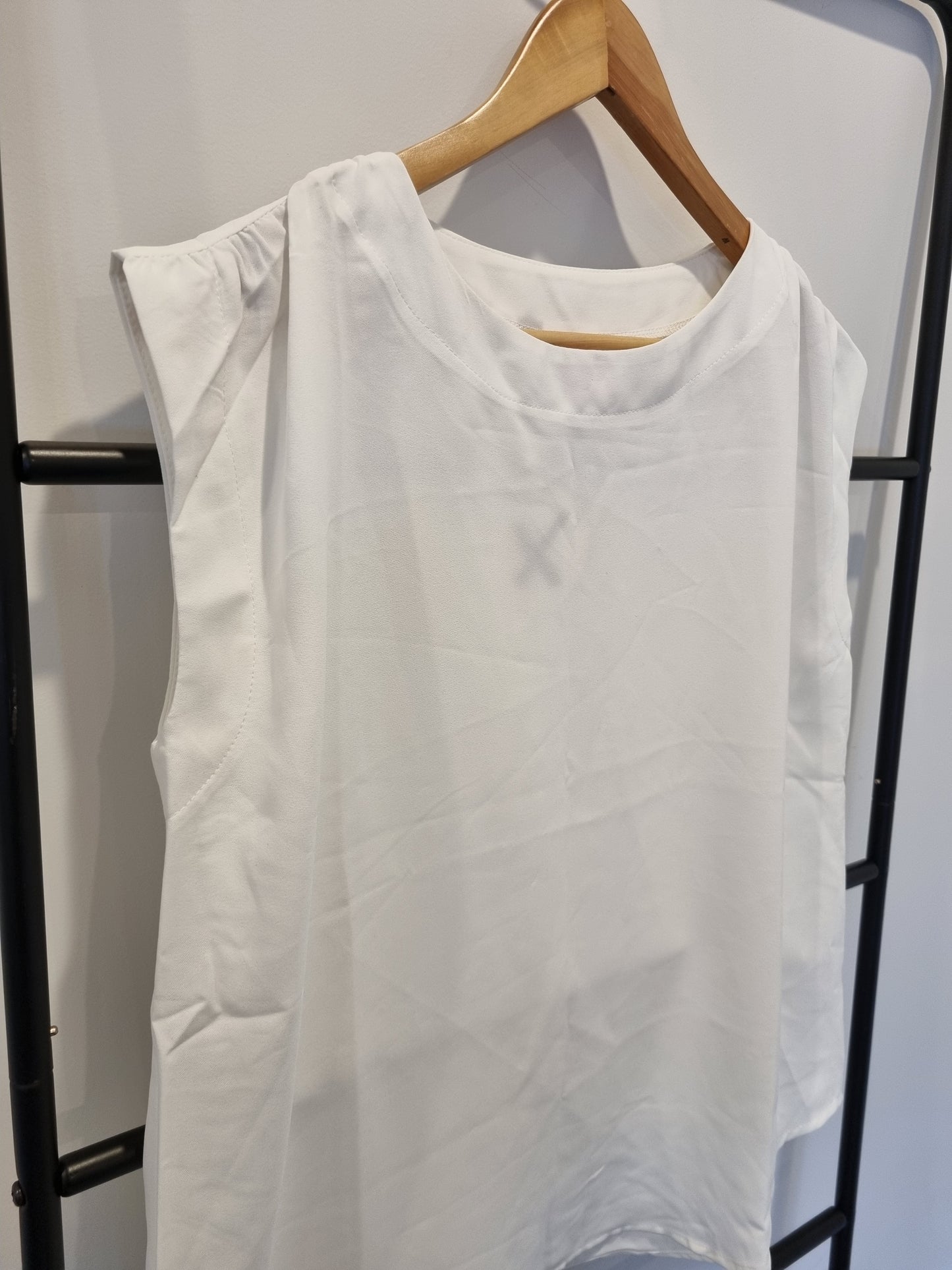 HomeLee Sleeveless Top - Size 8