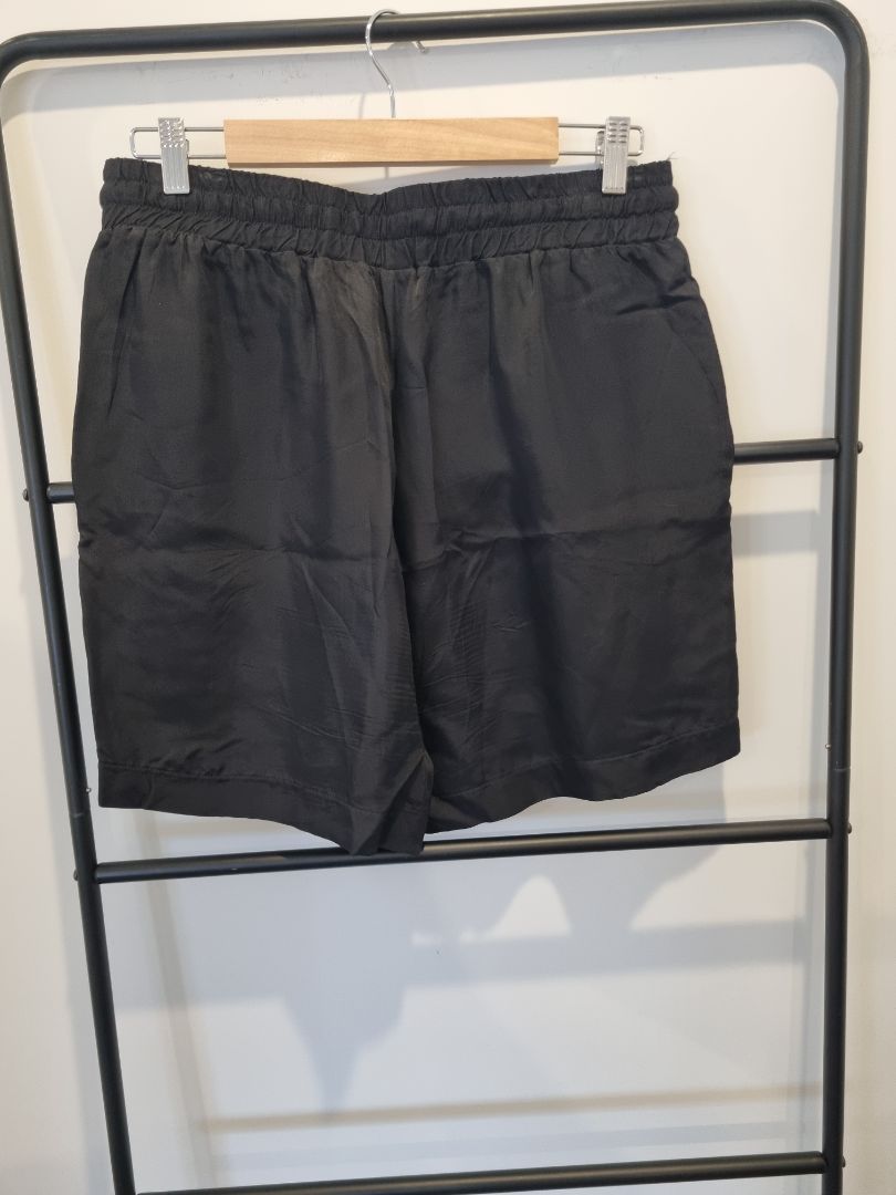 Black Briarwood Shorts, M