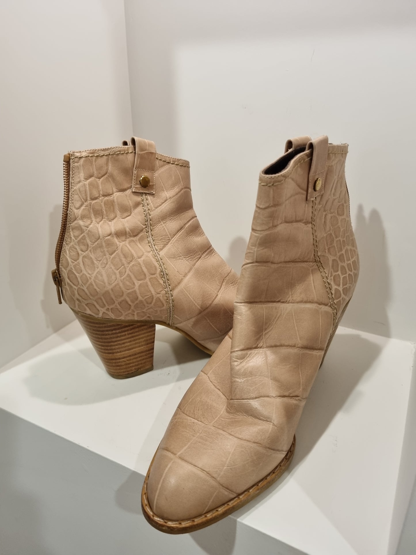 Stuart Weitzman for Russell Bromley boots - Size 7.5