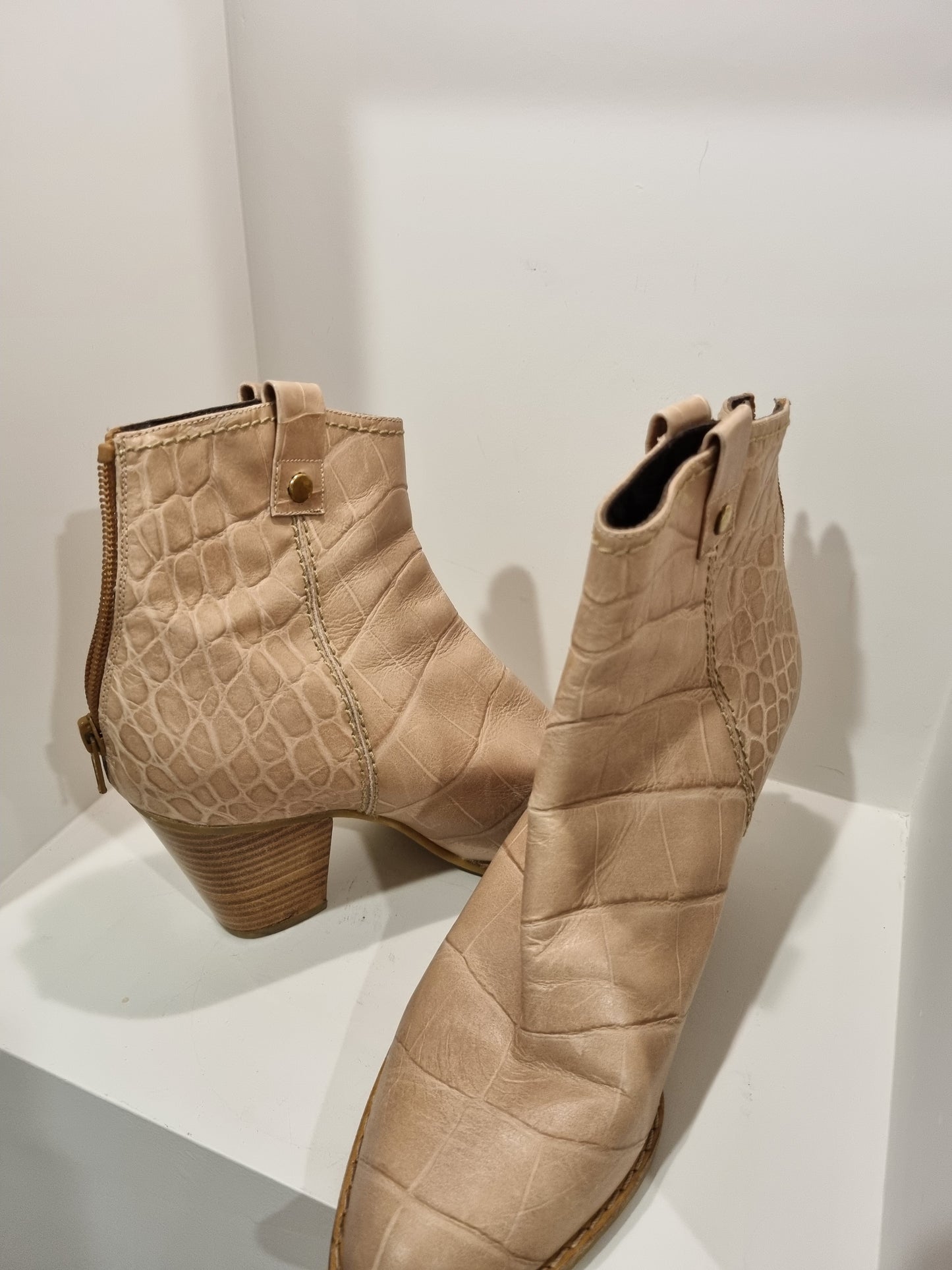 Stuart Weitzman for Russell Bromley boots - Size 7.5