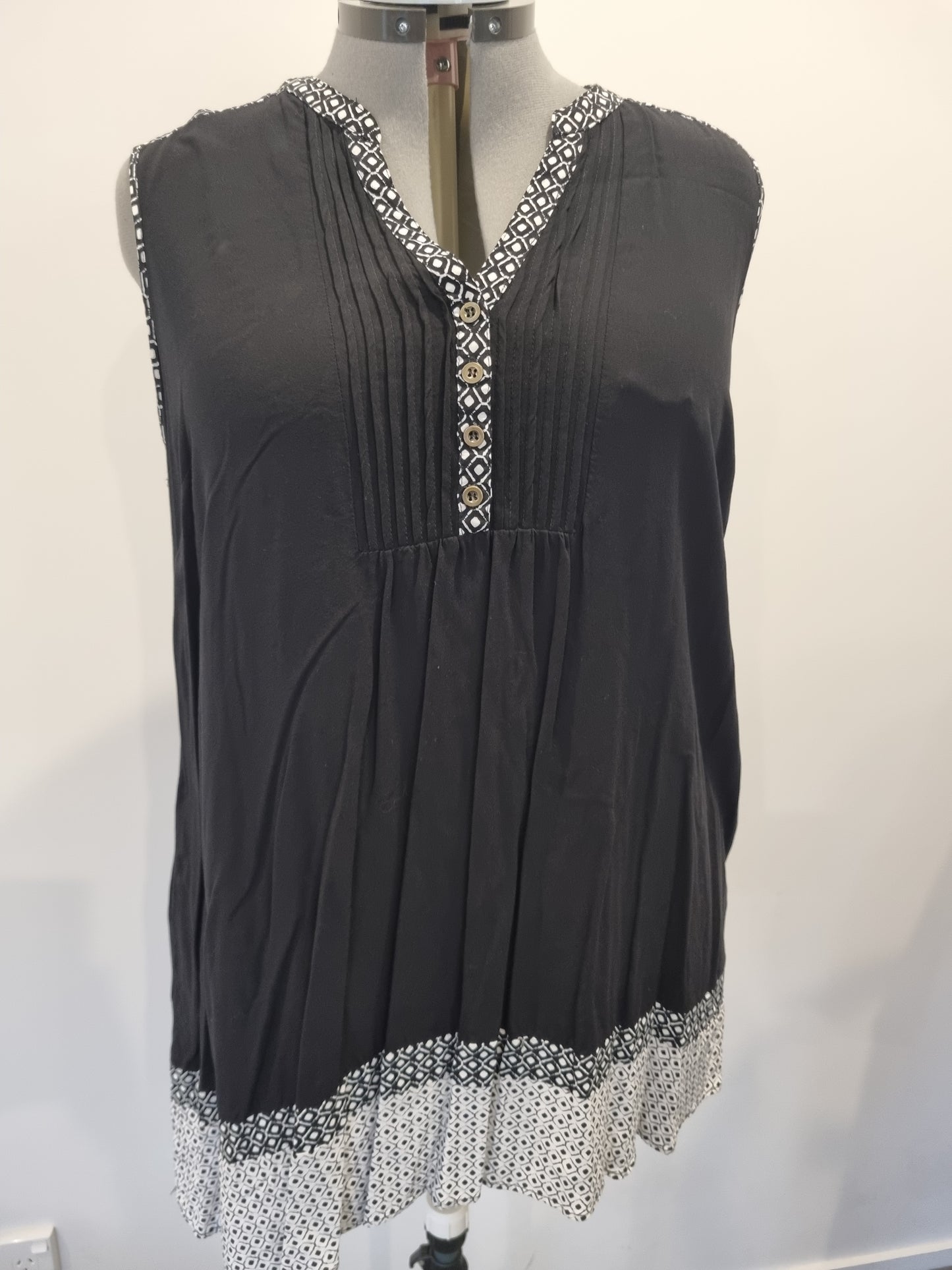 Autograph Sleeveless Top - Size 18