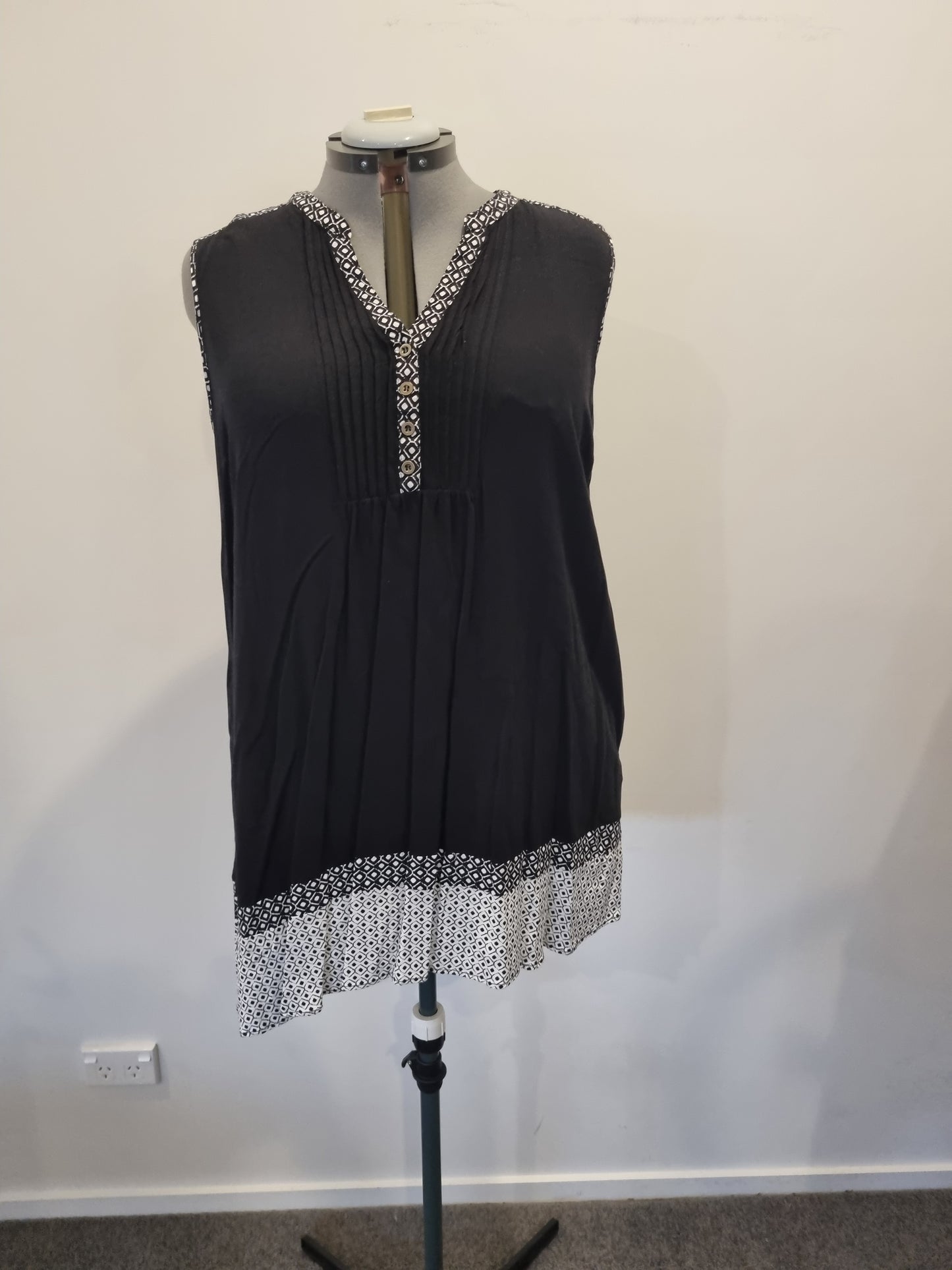Autograph Sleeveless Top - Size 18