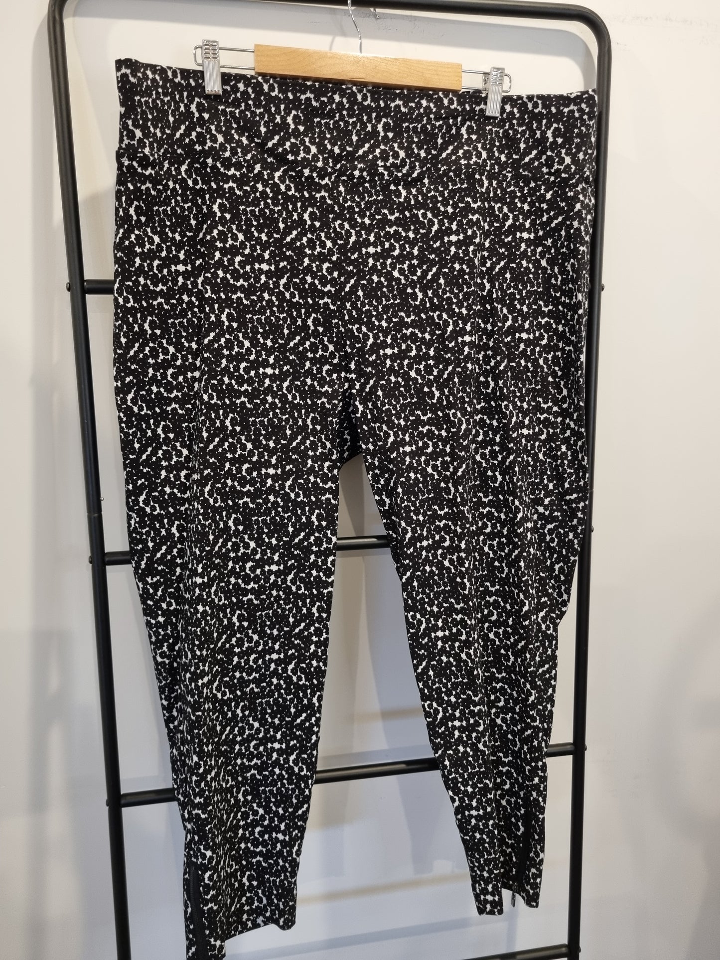 Autograph Capri Pants - Size 24