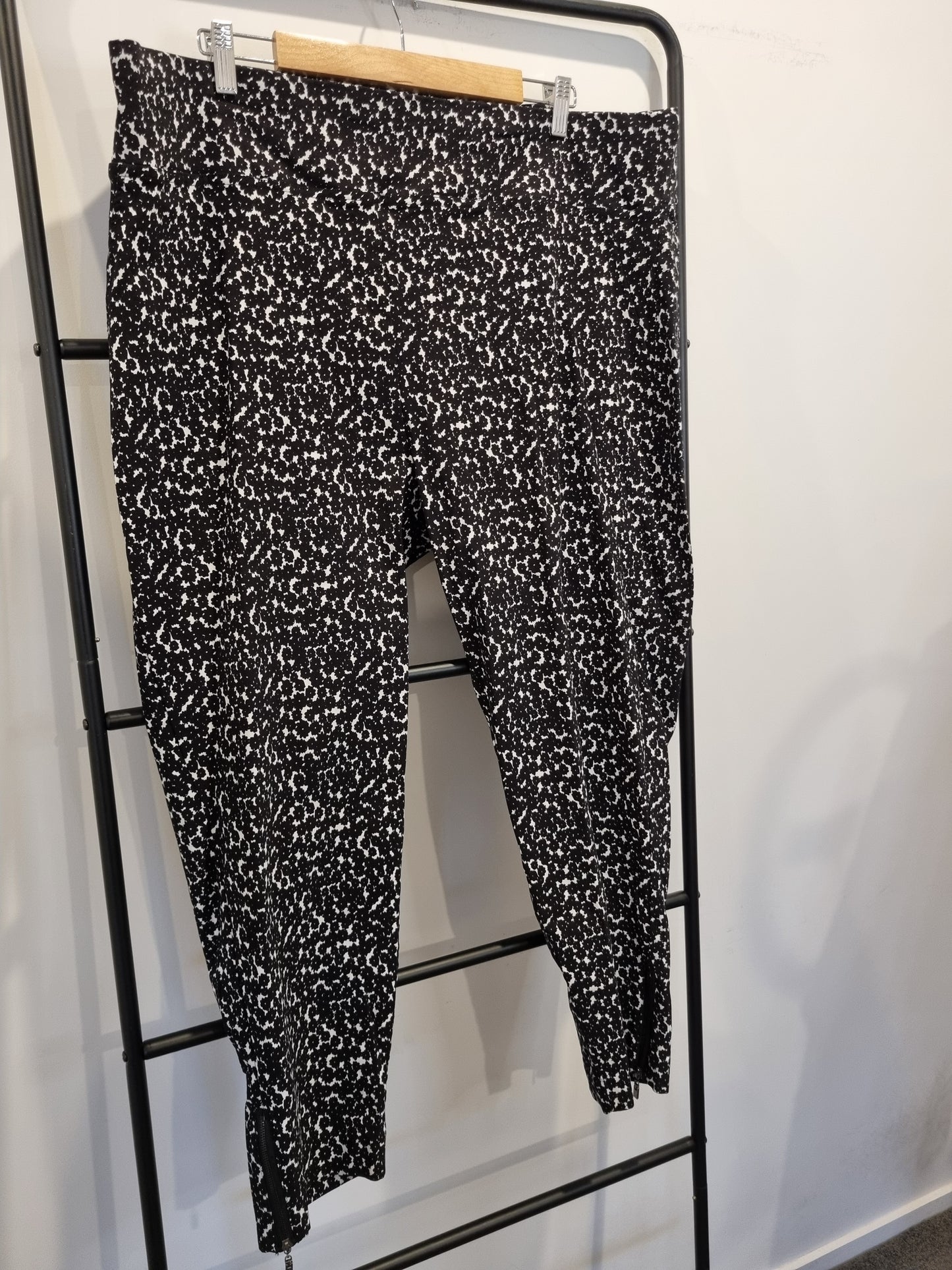 Autograph Capri Pants - Size 24