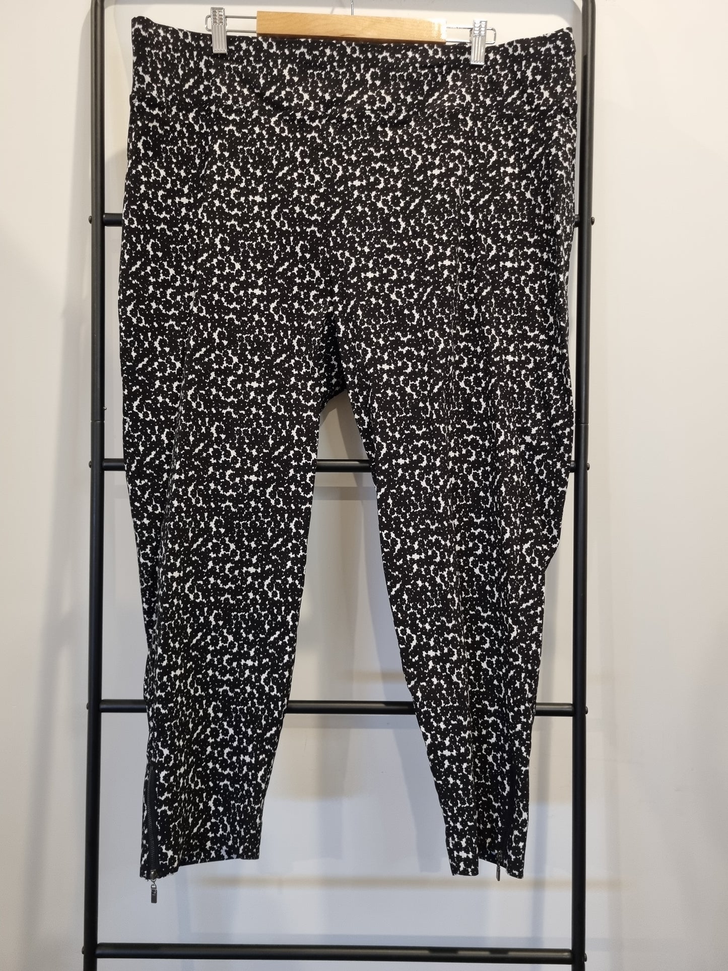 Autograph Capri Pants - Size 24