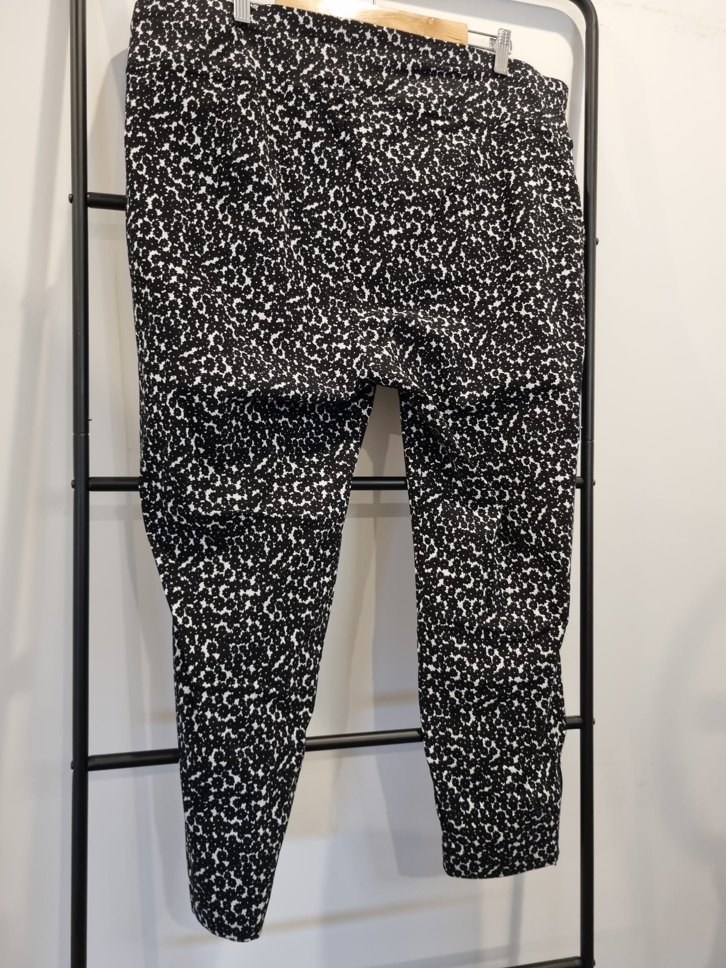 Autograph Capri Pants - Size 24