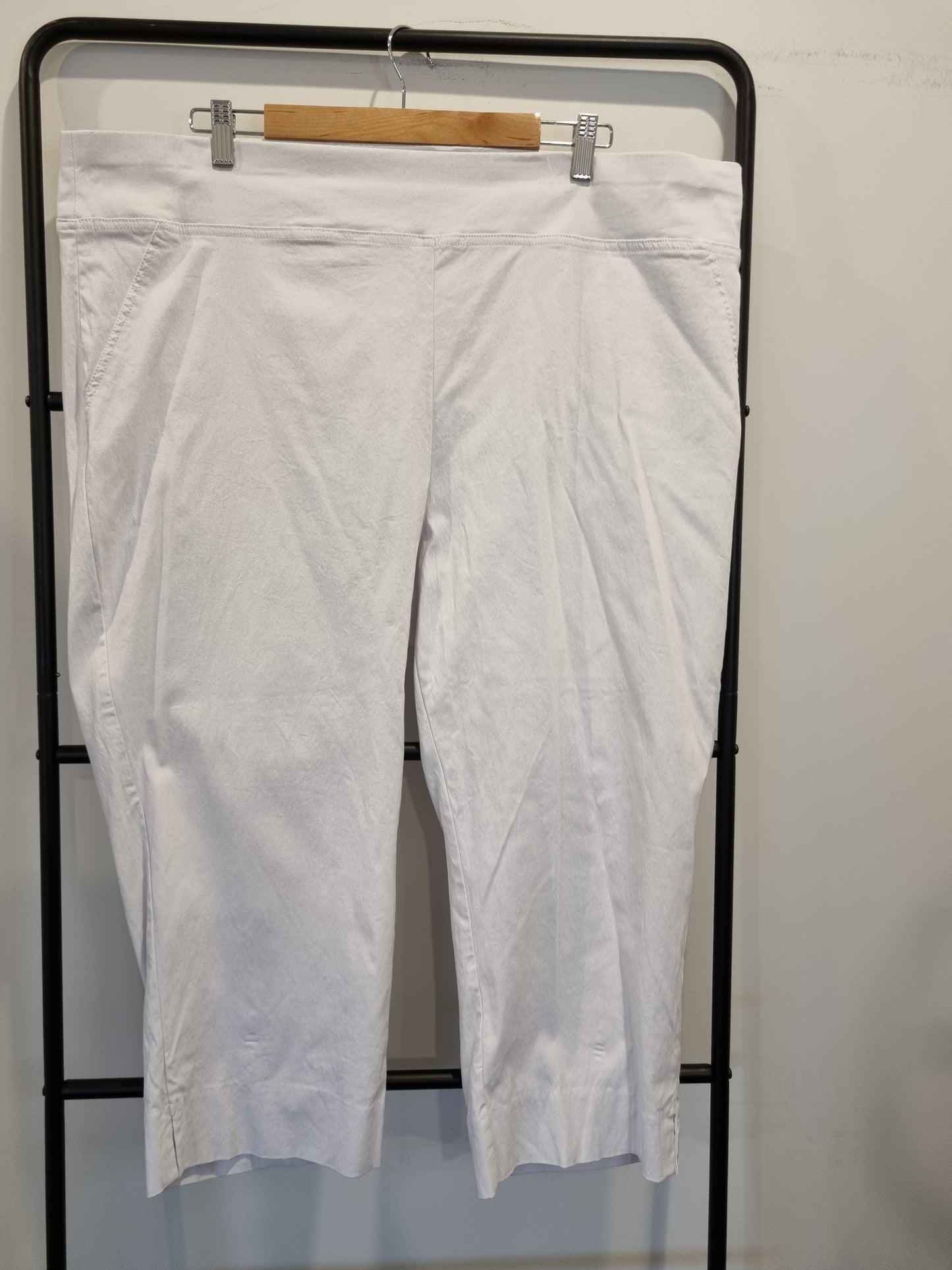 Autograph Capri Pants - Size 24