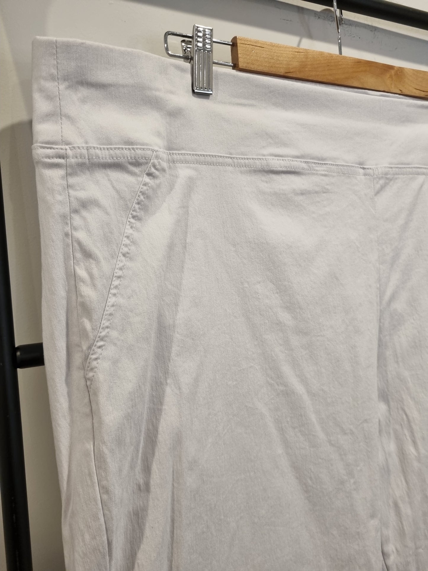 Autograph Capri Pants - Size 24