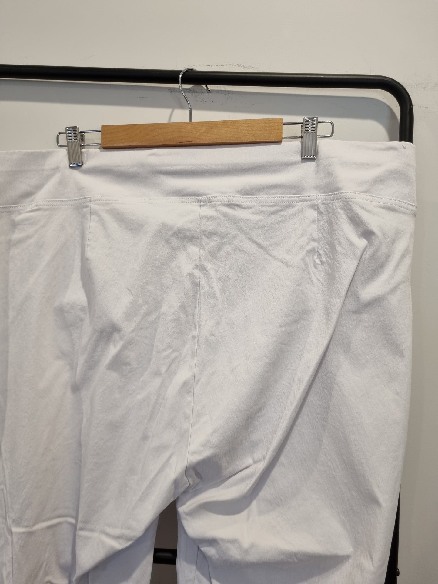 Autograph Capri Pants - Size 24