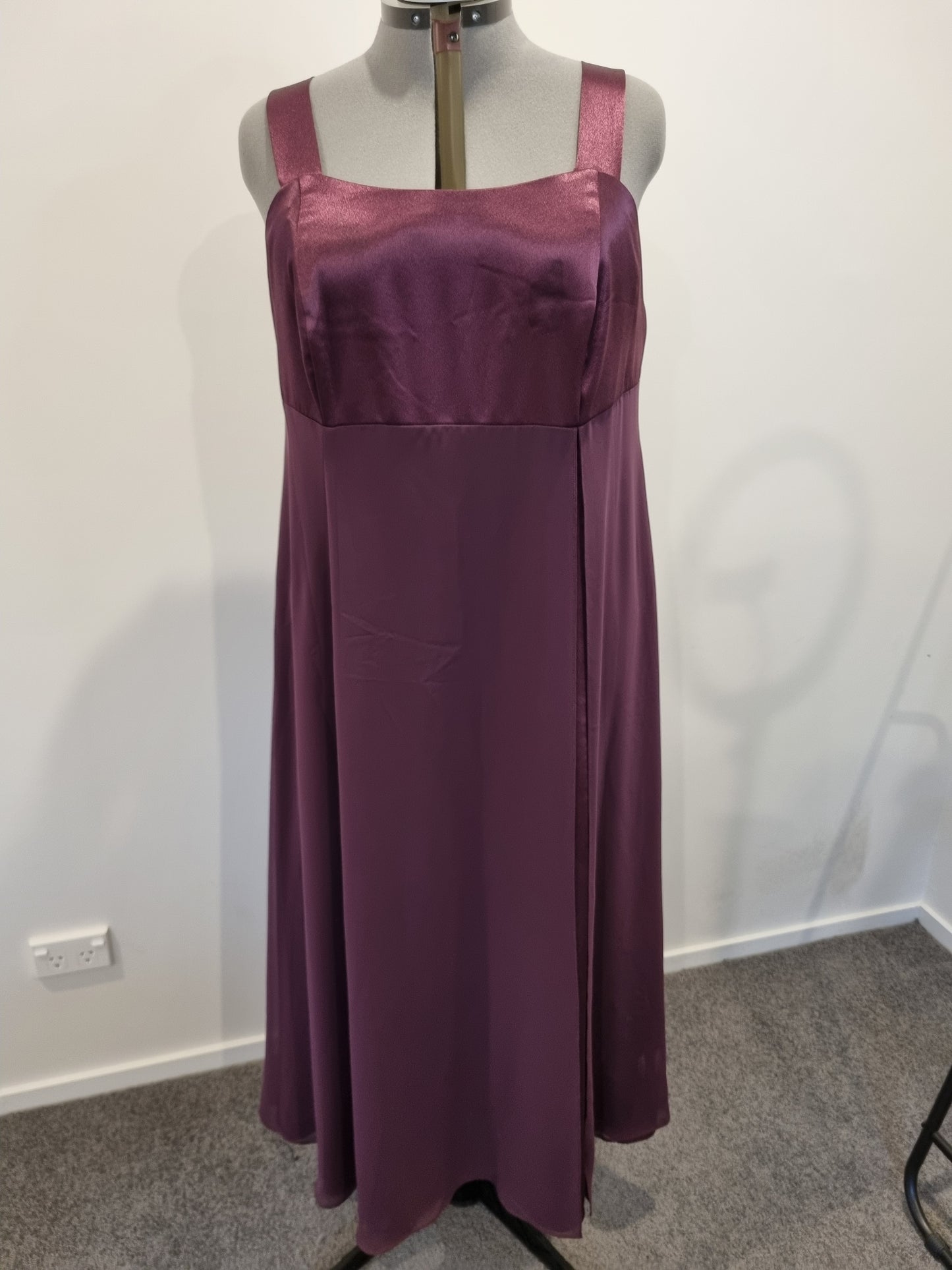Eve Hunter Formal Dress - Size 18