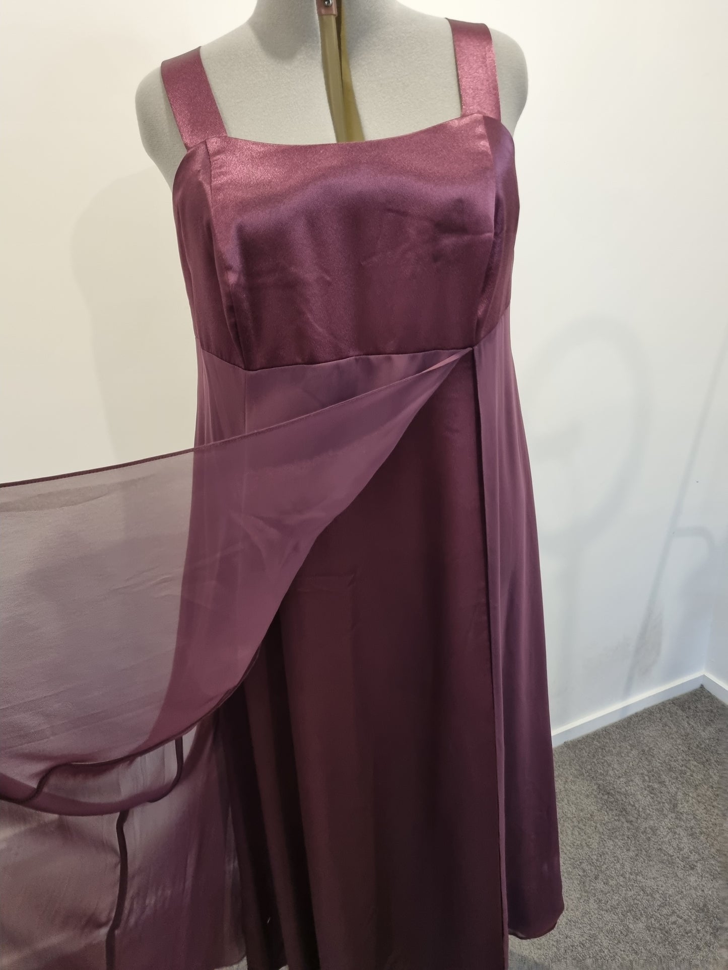 Eve Hunter Formal Dress - Size 18