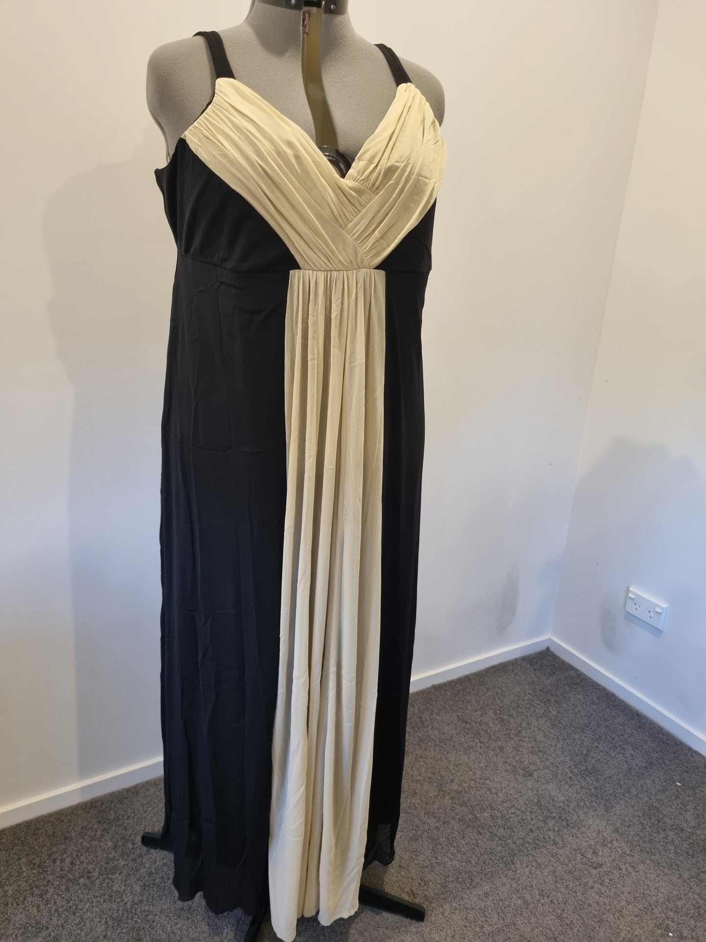 Sara Dress - Size 3X (24)
