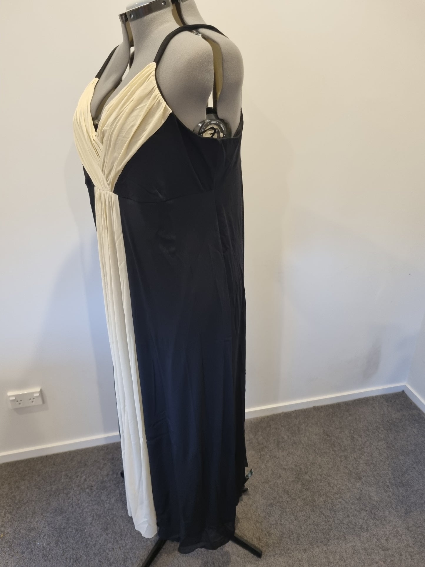 Sara Dress - Size 3X (24)