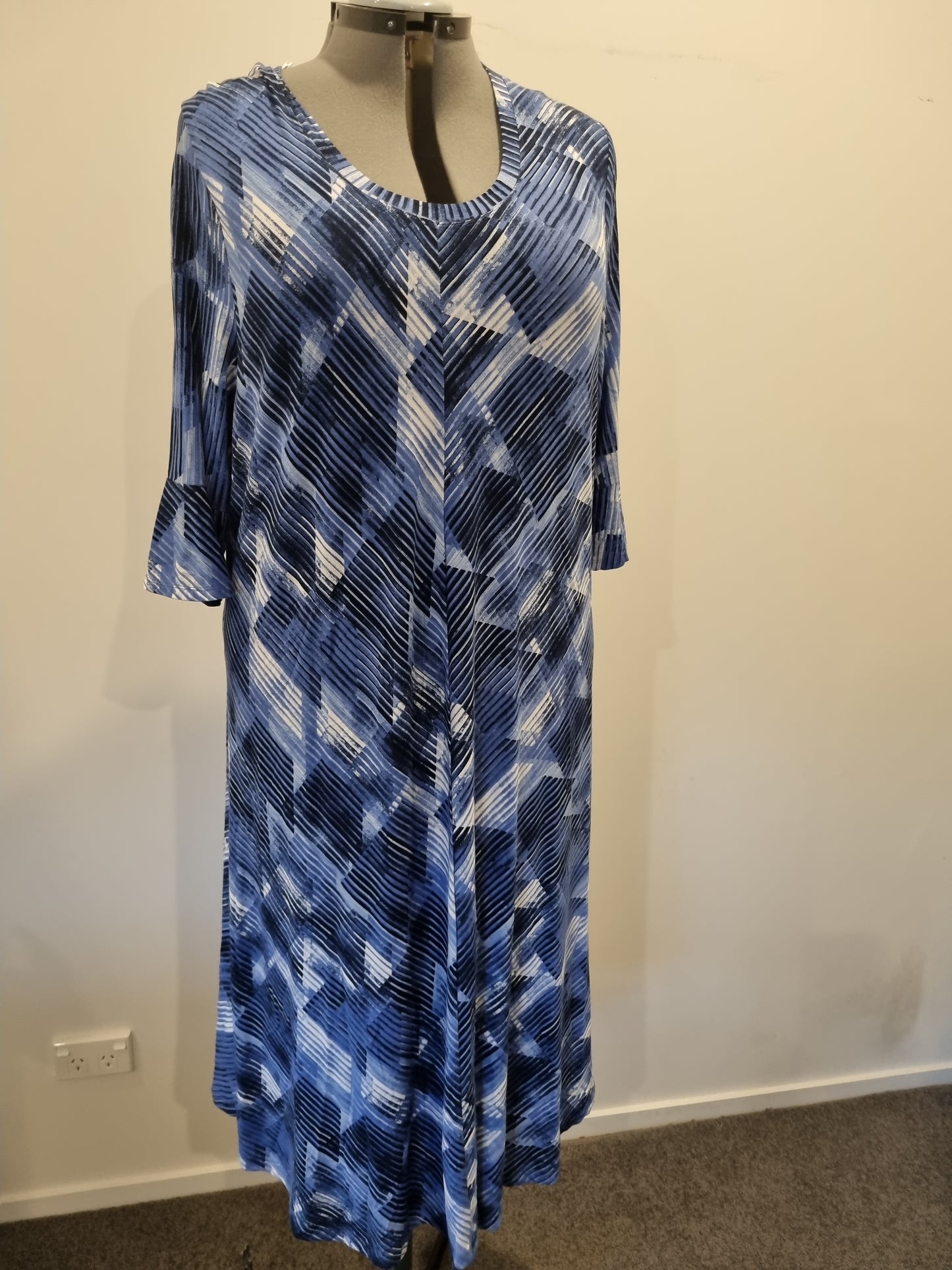 Virtuelle Dress - Size L (20/22) (BNWT)