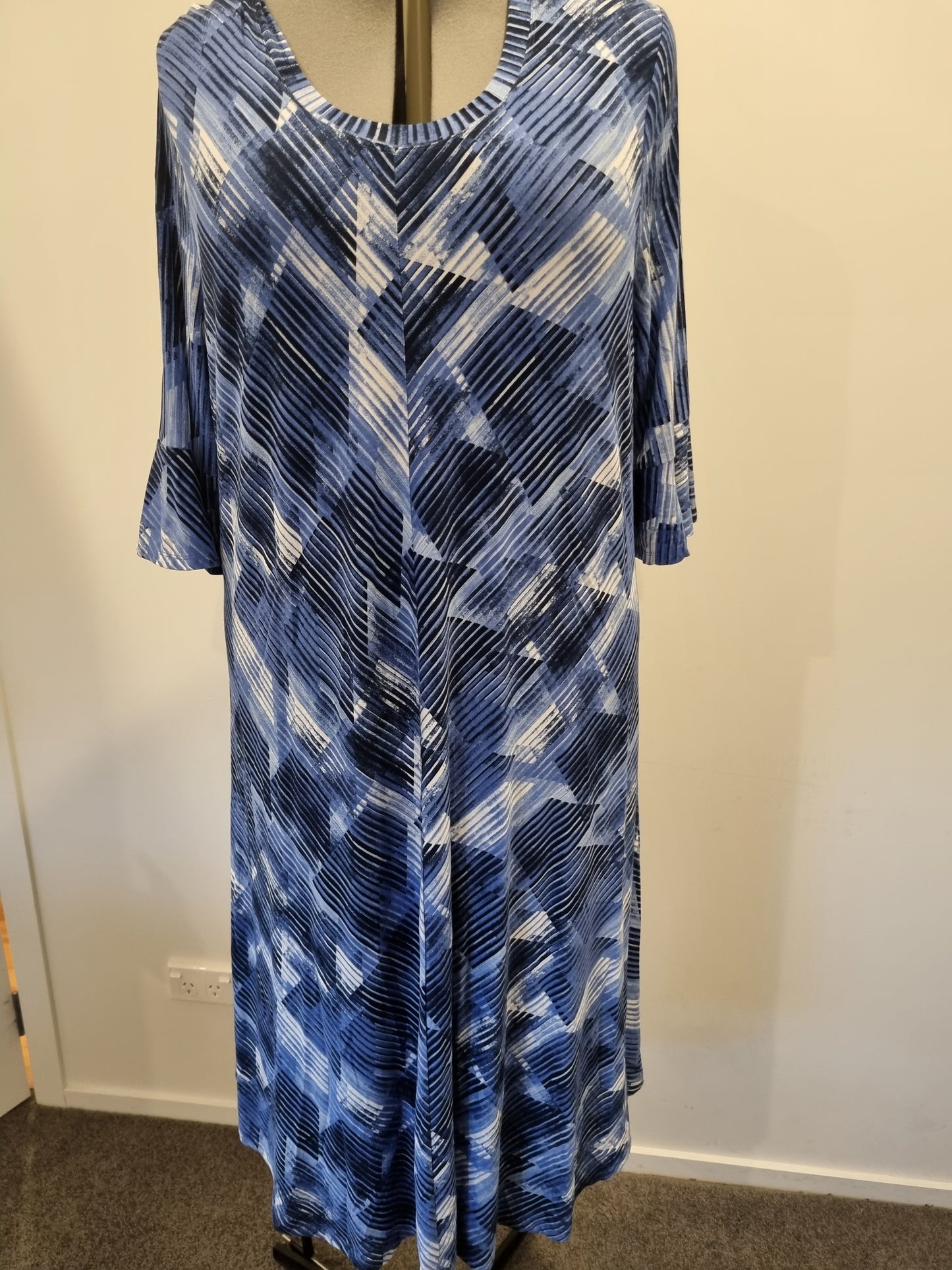 Virtuelle Dress - Size L (20/22) (BNWT)