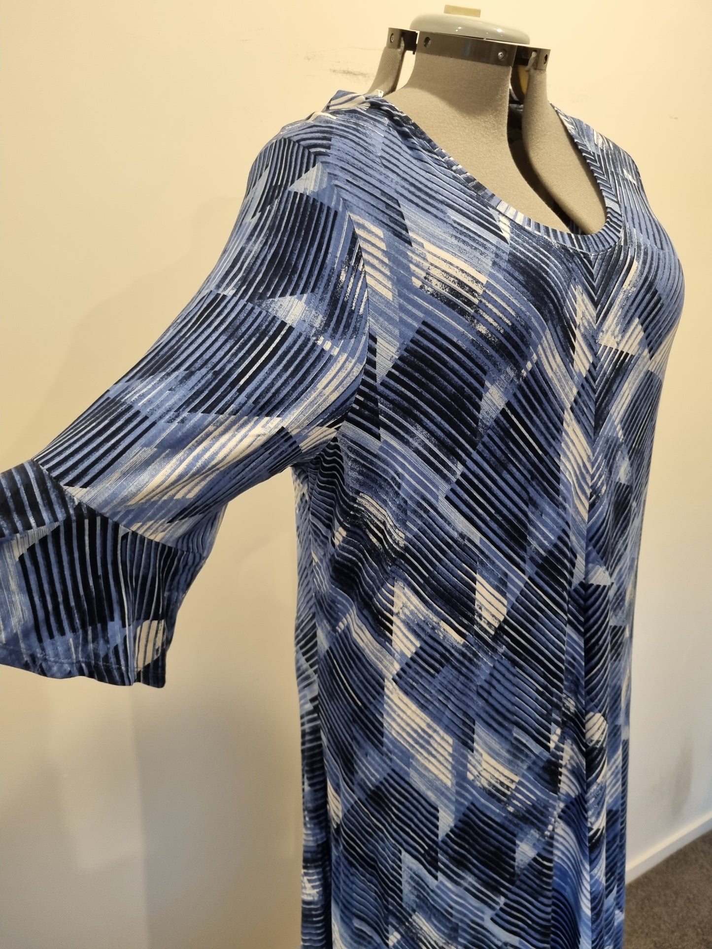 Virtuelle Dress - Size L (20/22) (BNWT)