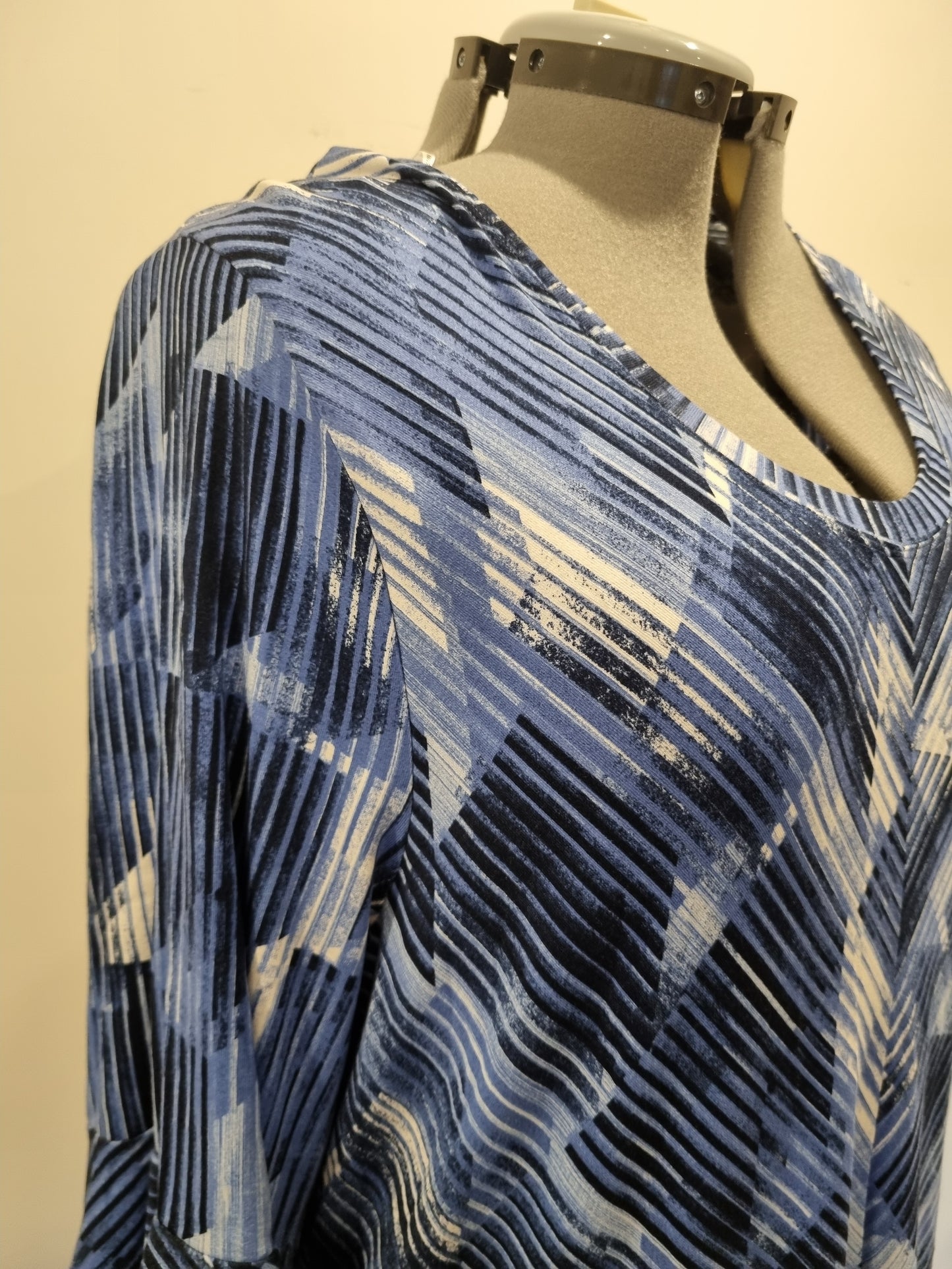 Virtuelle Dress - Size L (20/22) (BNWT)