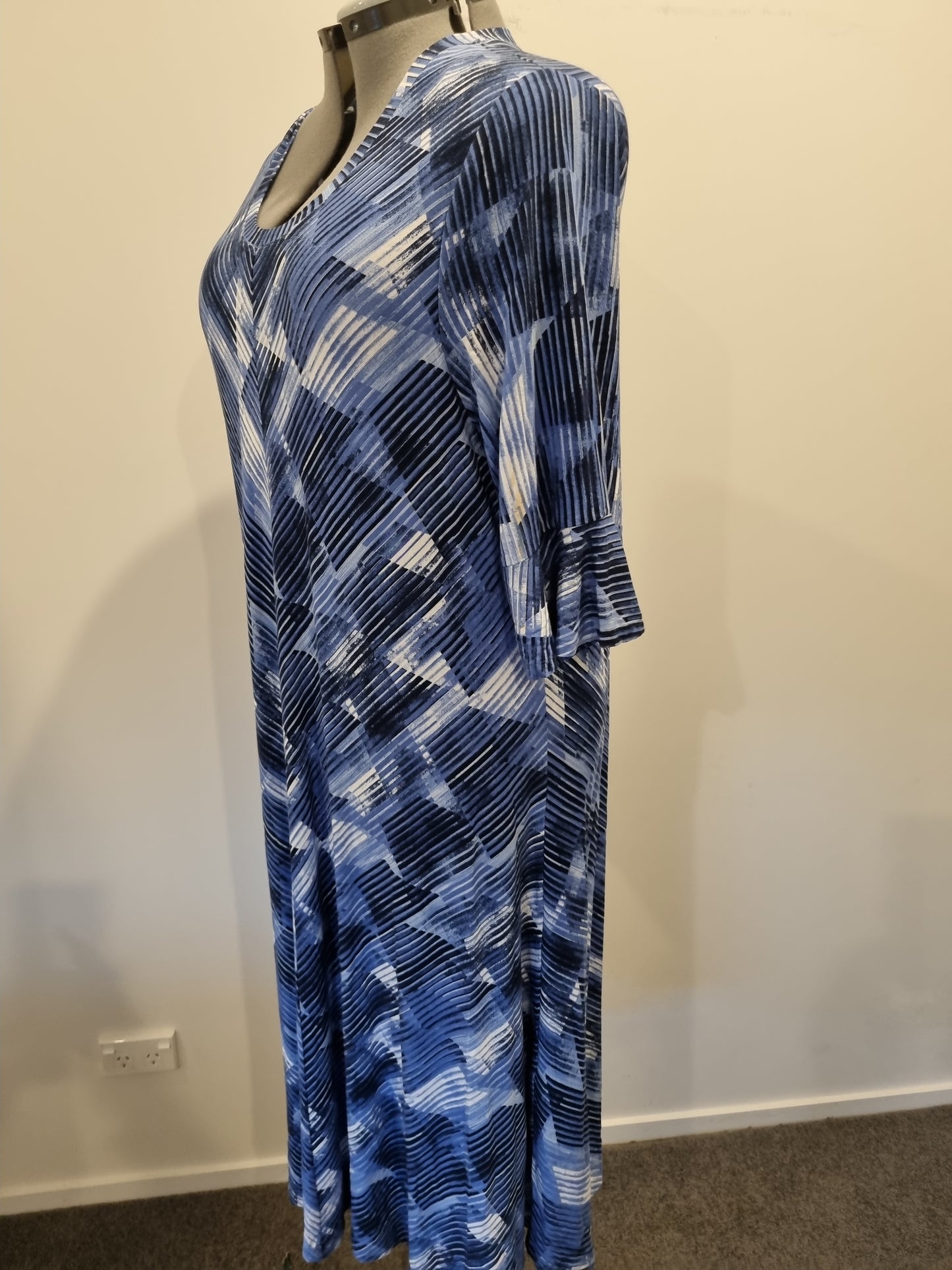 Virtuelle Dress - Size L (20/22) (BNWT)