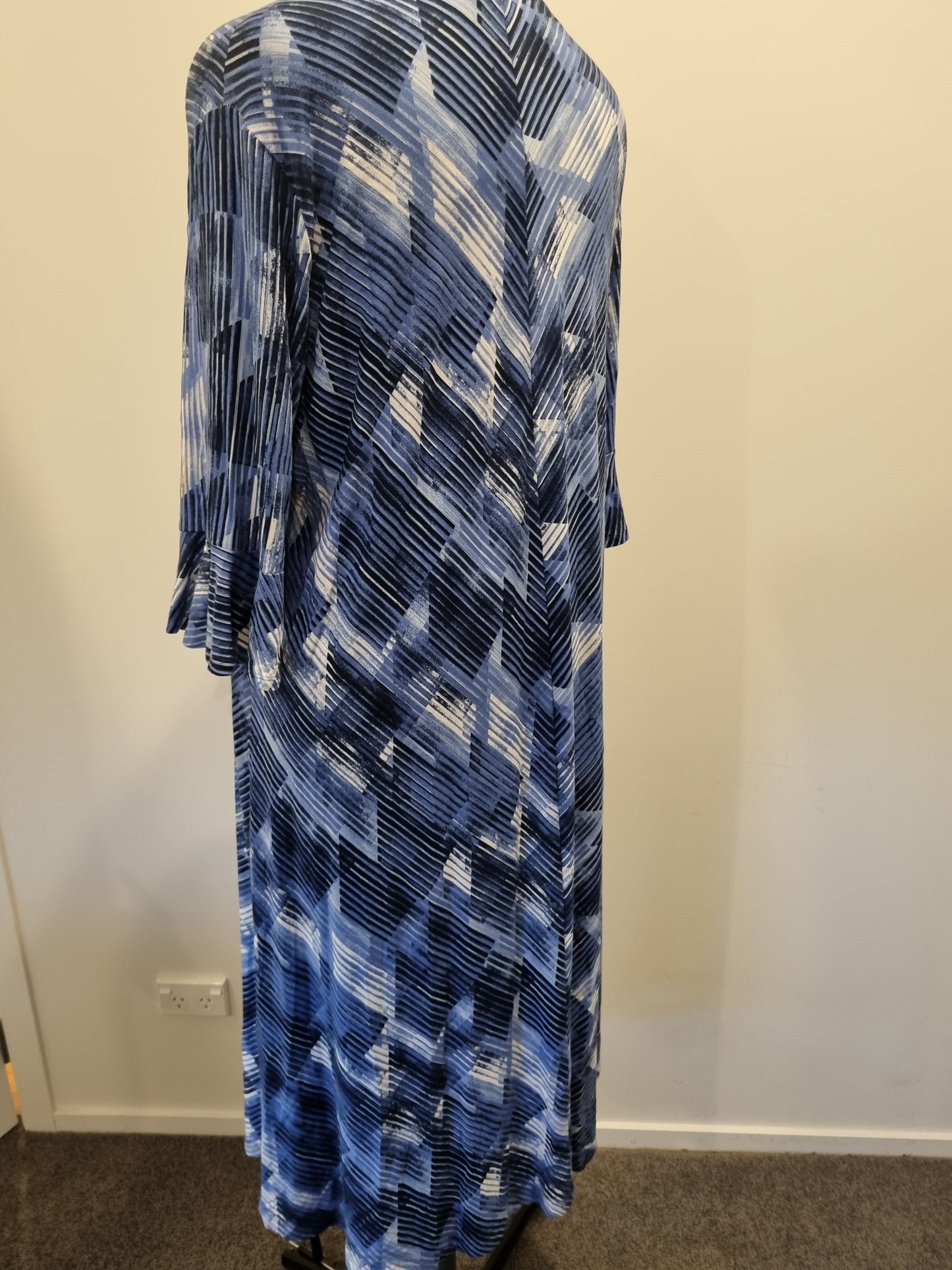 Virtuelle Dress - Size L (20/22) (BNWT)