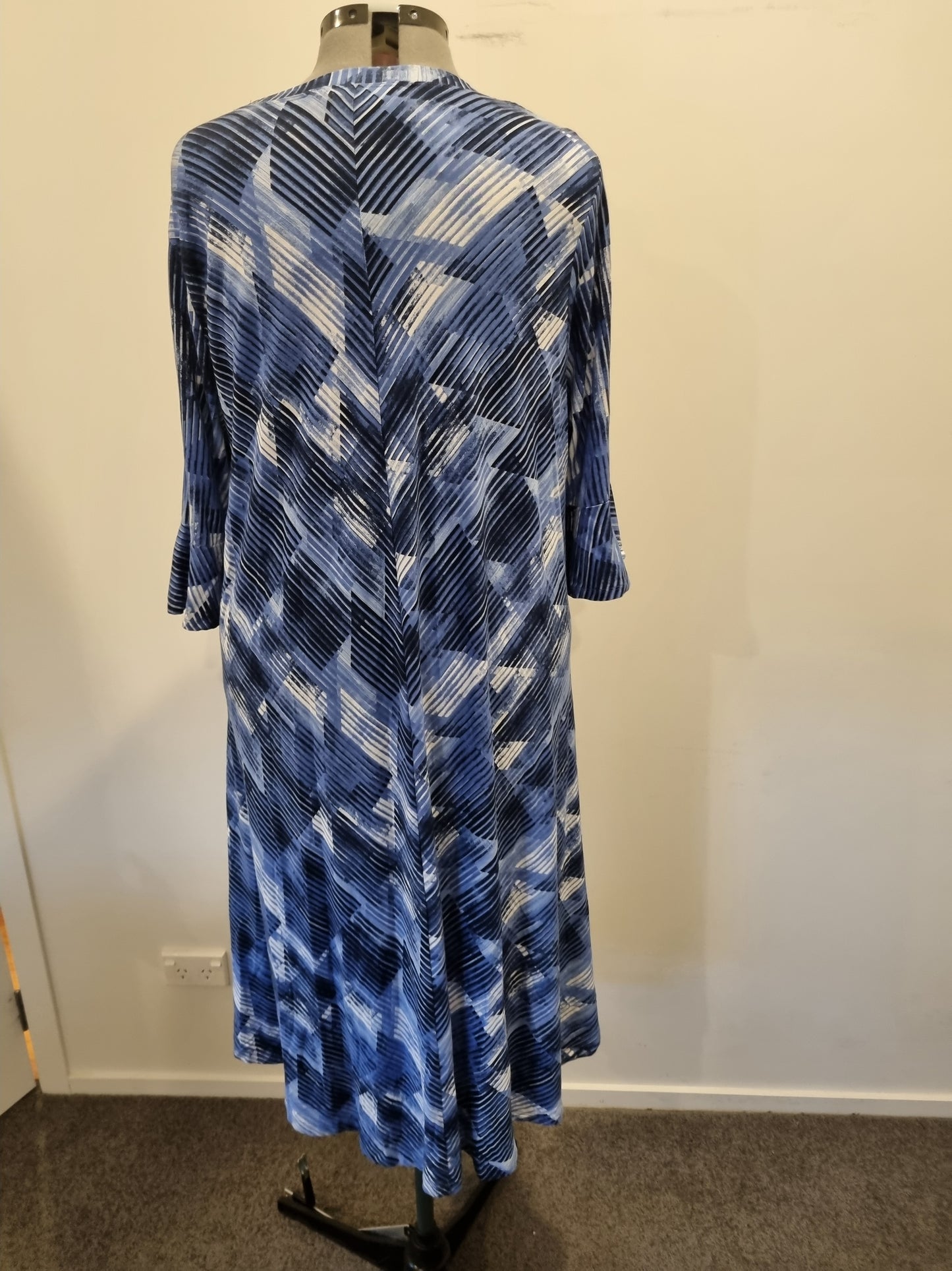 Virtuelle Dress - Size L (20/22) (BNWT)