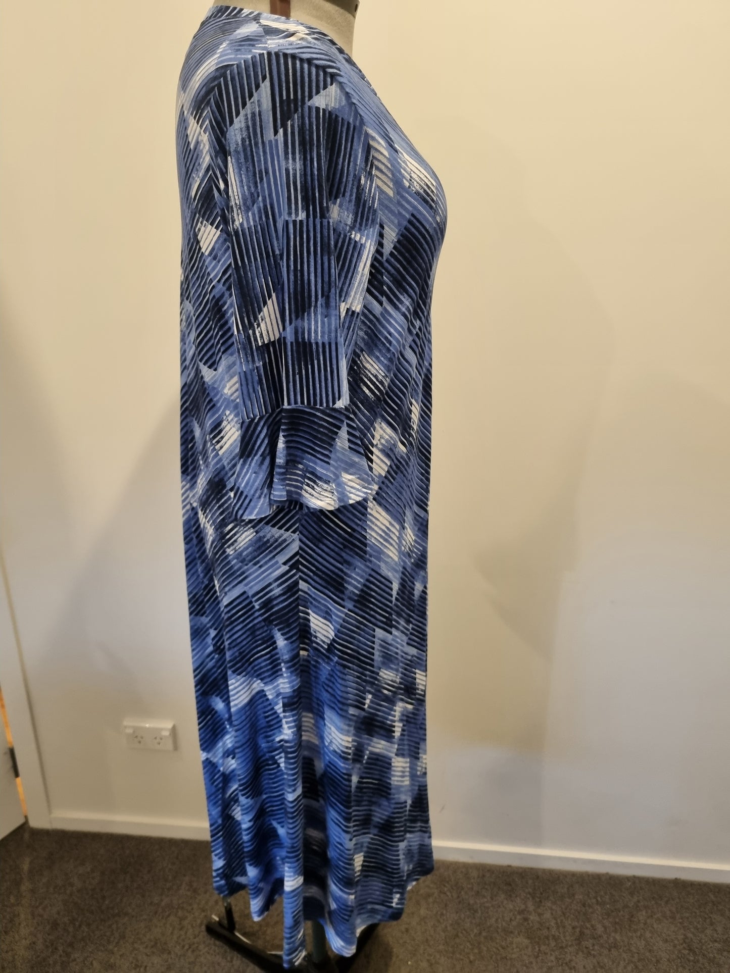 Virtuelle Dress - Size L (20/22) (BNWT)