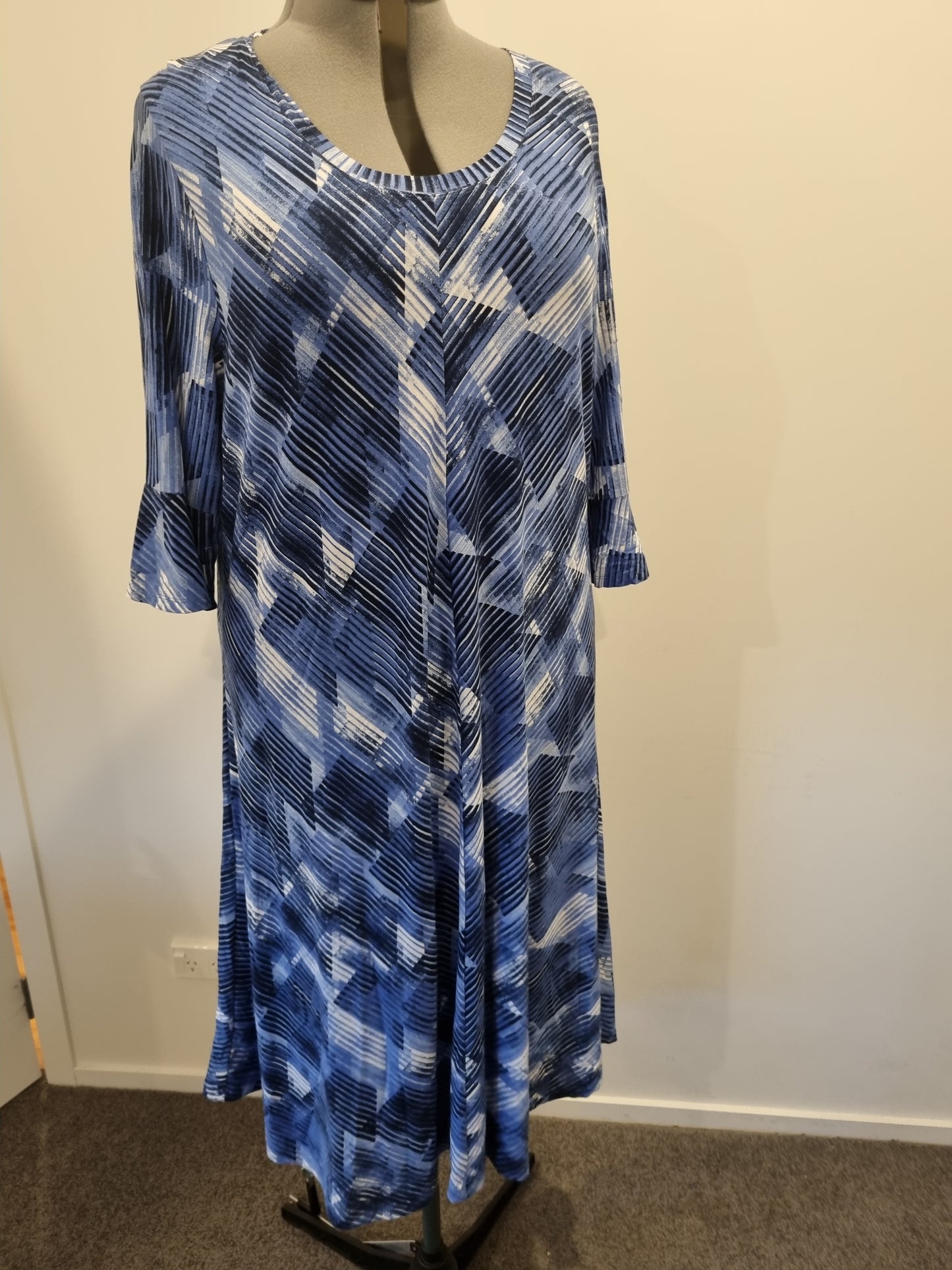 Virtuelle Dress - Size L (20/22) (BNWT)