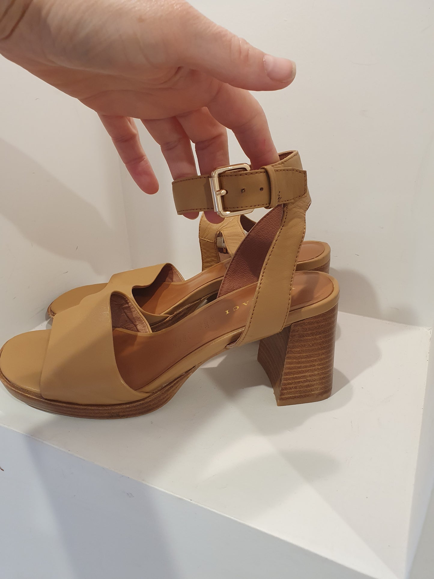 Mi Piaci Light Tan Heels - Size 40