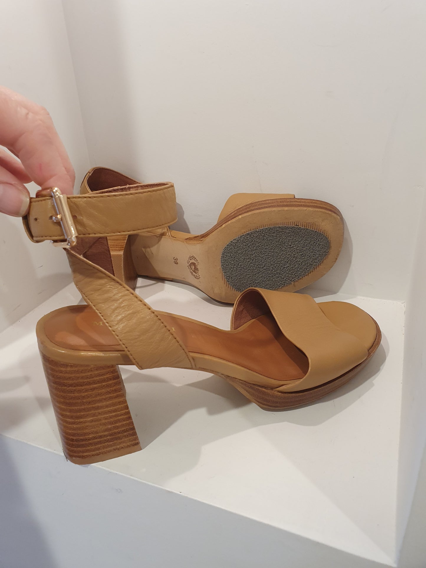 Mi Piaci Light Tan Heels - Size 40