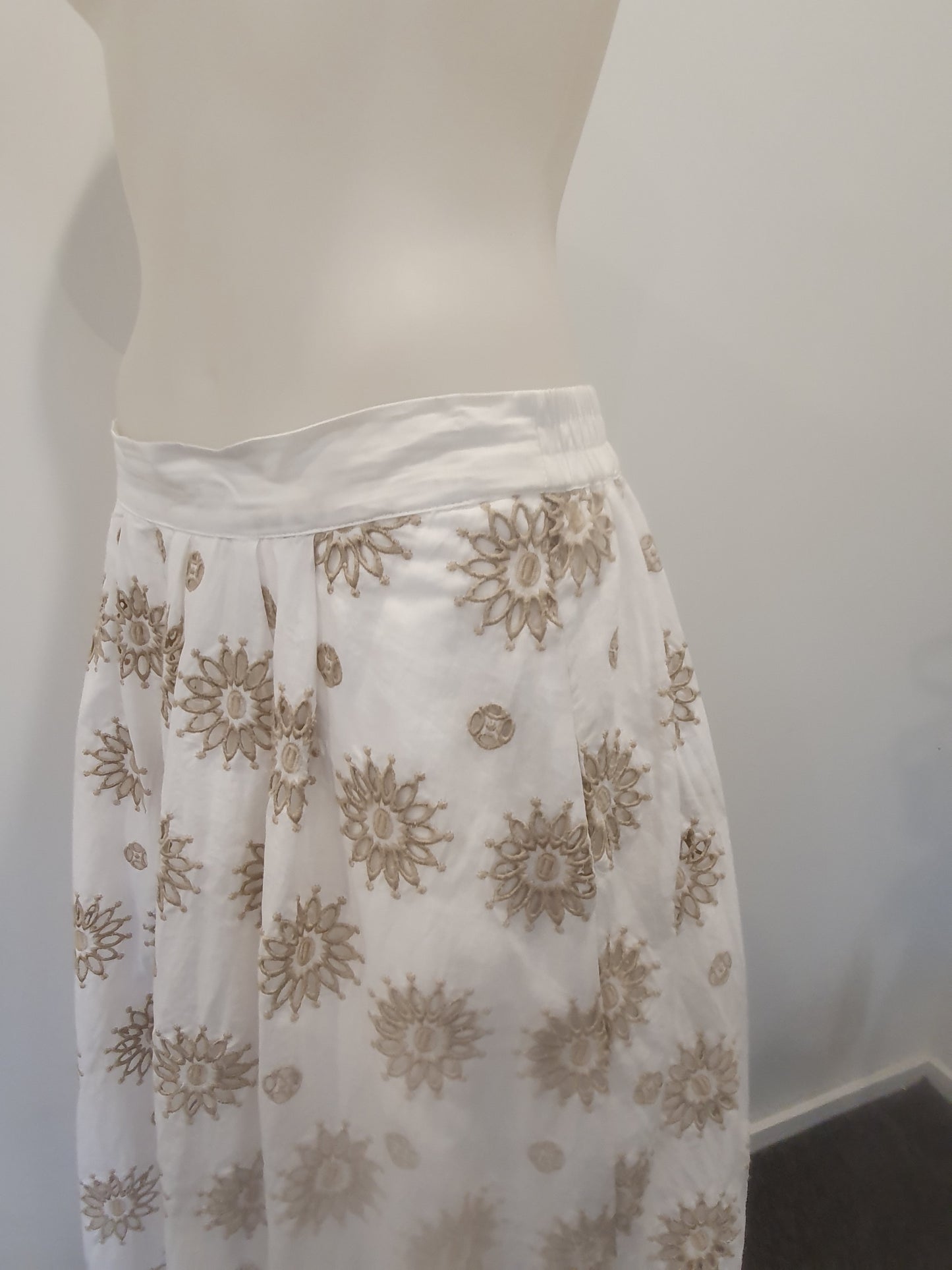 Decjuba Broderie Skirt - Size 14