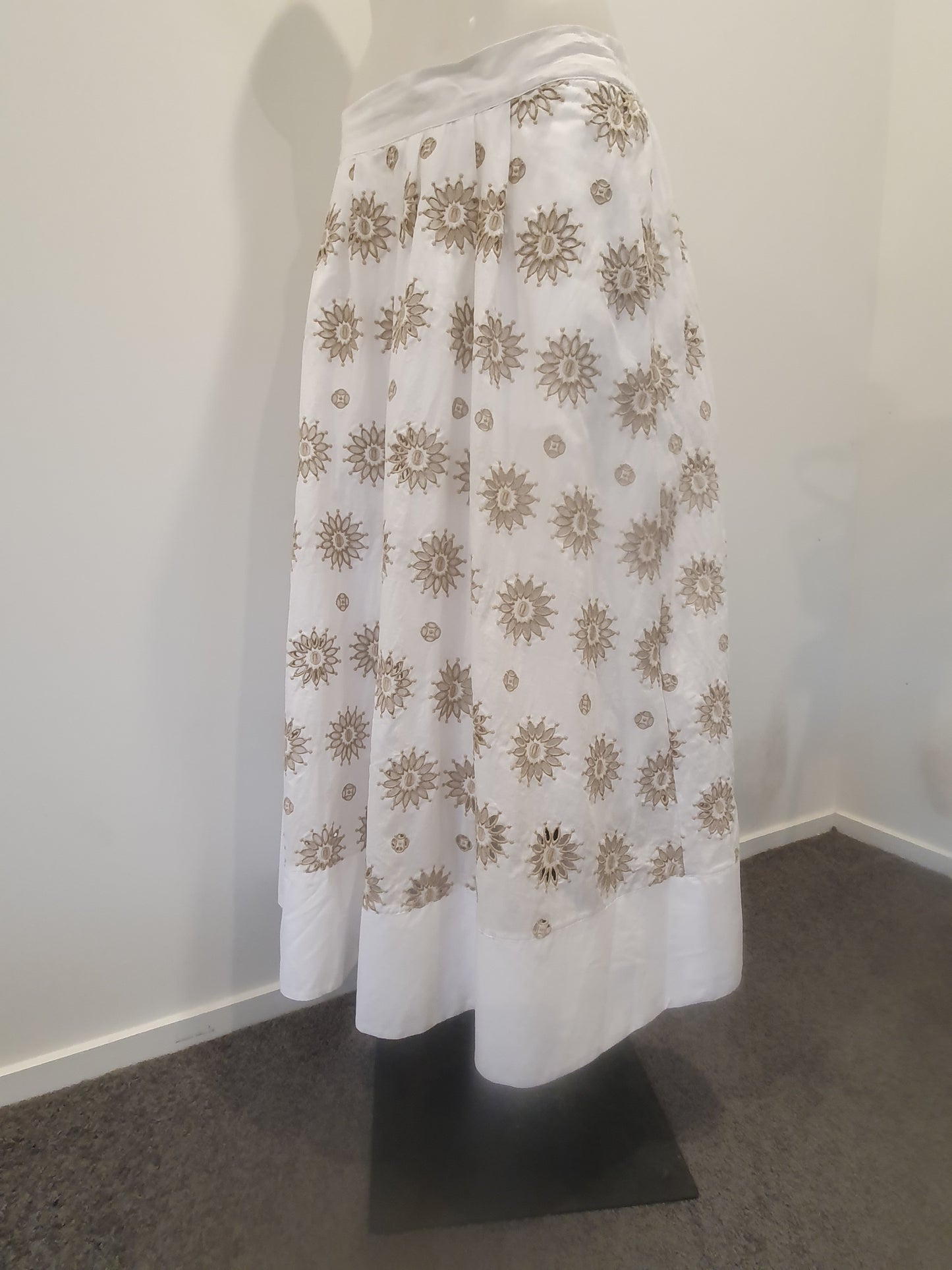 Decjuba Broderie Skirt - Size 14
