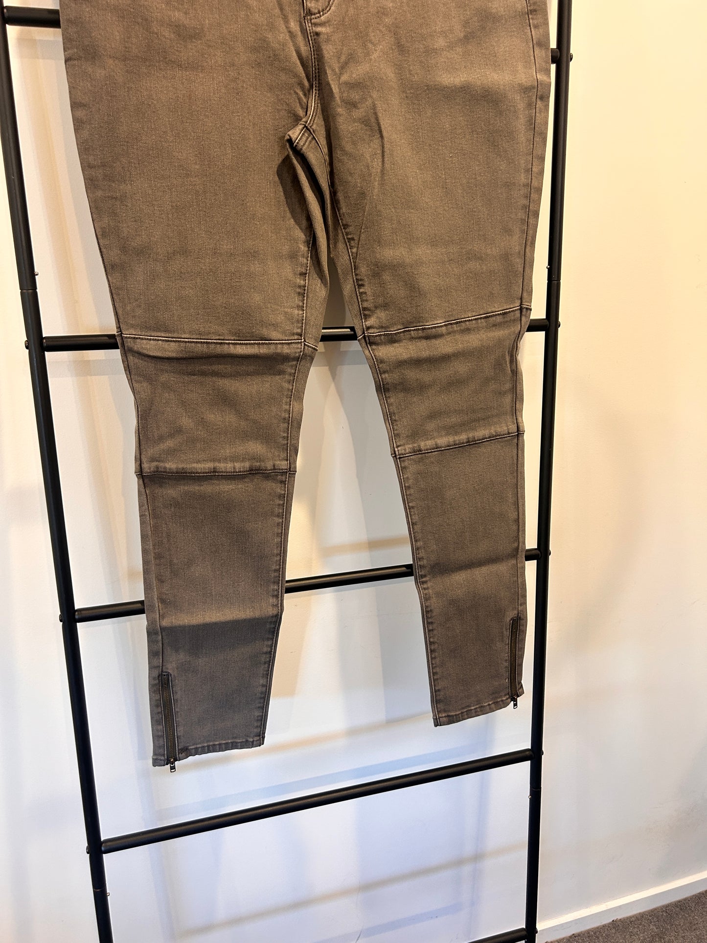 Ezibuy Skinny Jeans - Size 16 (BNWT)