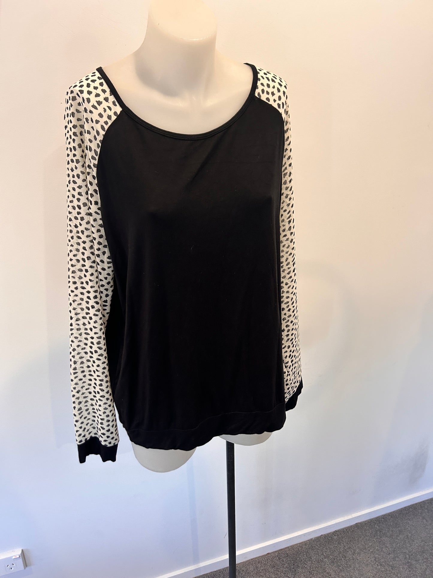 everyone's daughter top - Size L
