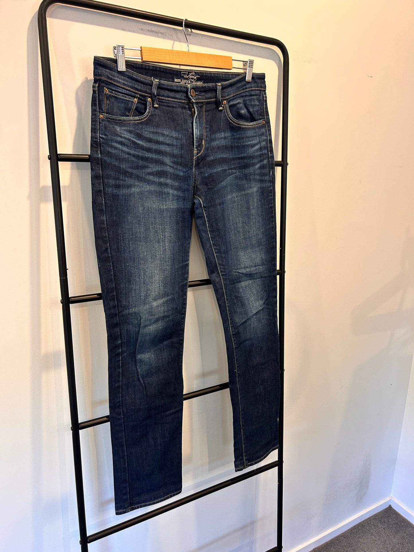Levis jeans - Size 30 (12)