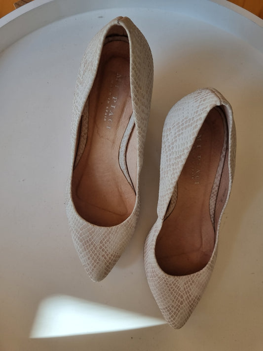 Mi Piaci Cream Wedges: Size 38