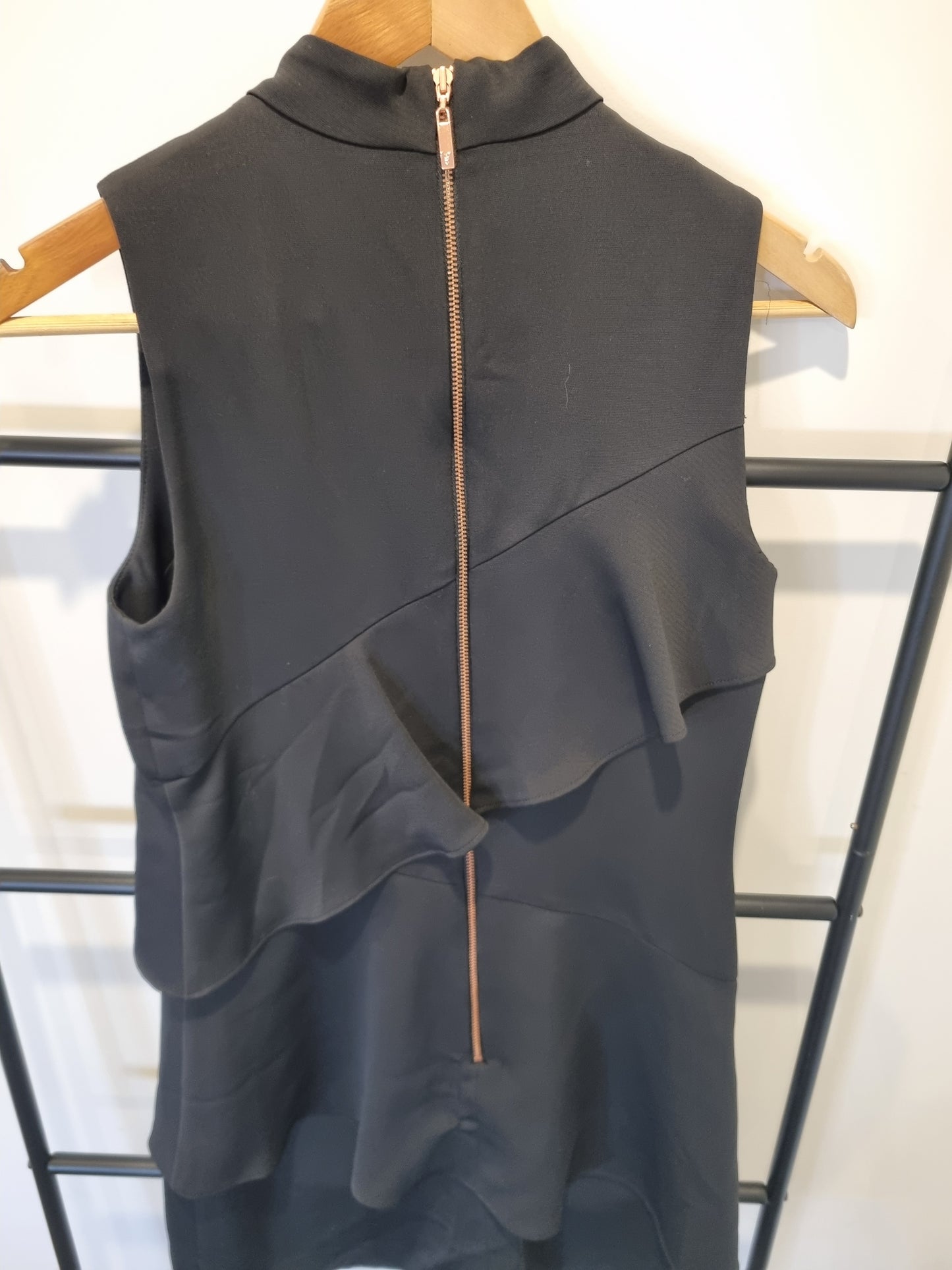 Cue Sleeveless Dress - Size 6