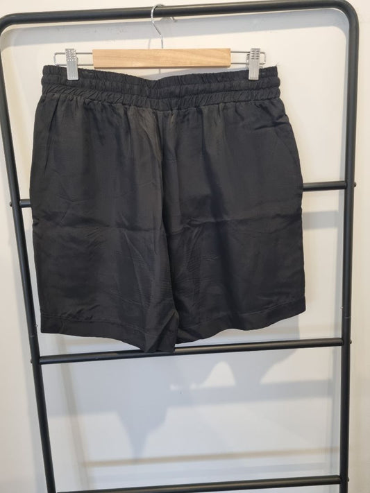 Black Briarwood Shorts, M