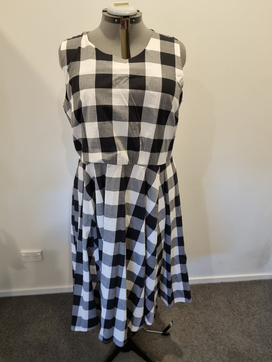 Sara Dress - Size 22 (BNWT)