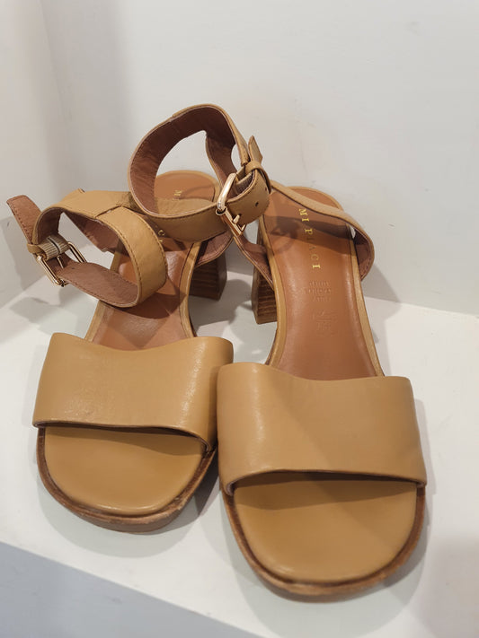 Mi Piaci Light Tan Heels - Size 40
